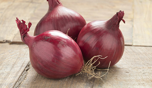 Whole-red-onions-on-the-table