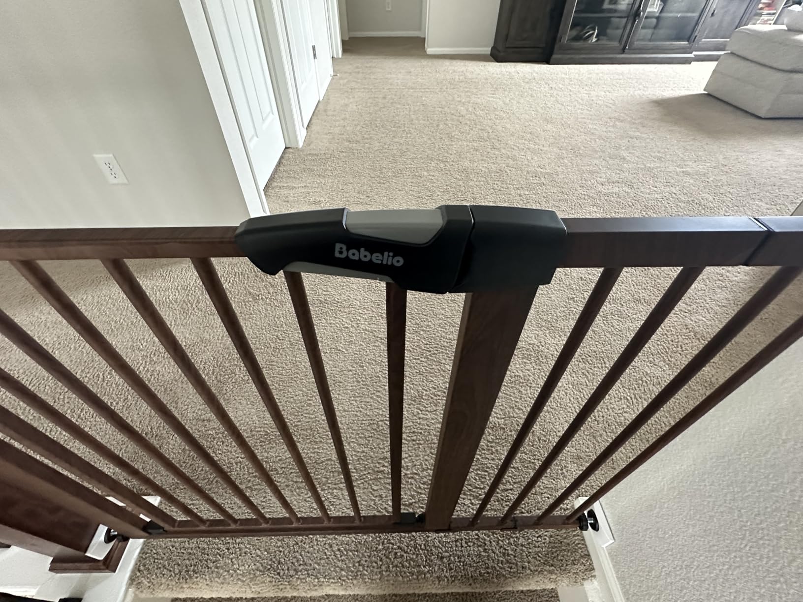BABELIO Safety Gate Door Fits for Stairs, Narrow and Wide Doorways with Auto Close, Easy Install, No Drilling, Pressure Mounted for Baby, Child, Pets, Dog/Puppy, 26''-40'', White customer photo 2