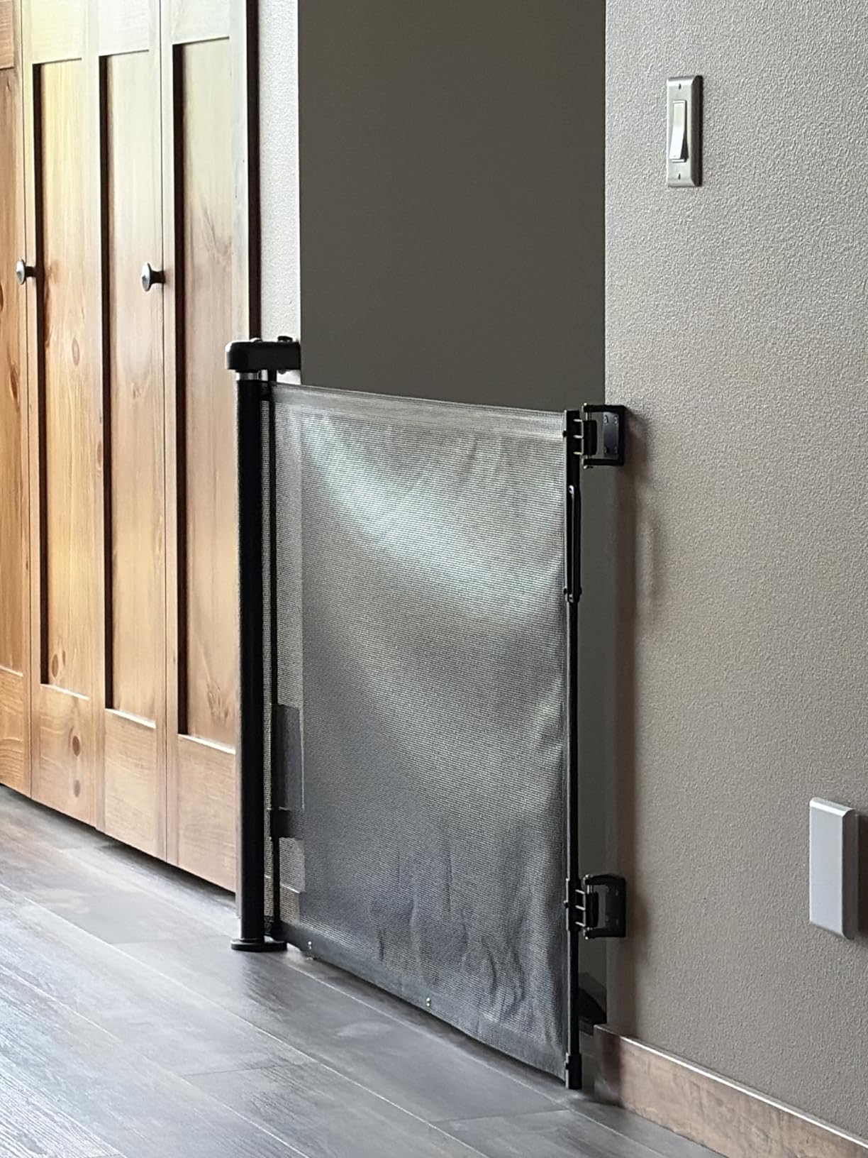 Retractable Baby Gate for Stairs & Doorways, Mesh Dog Gate Indoor Outdoor, Extends to 55