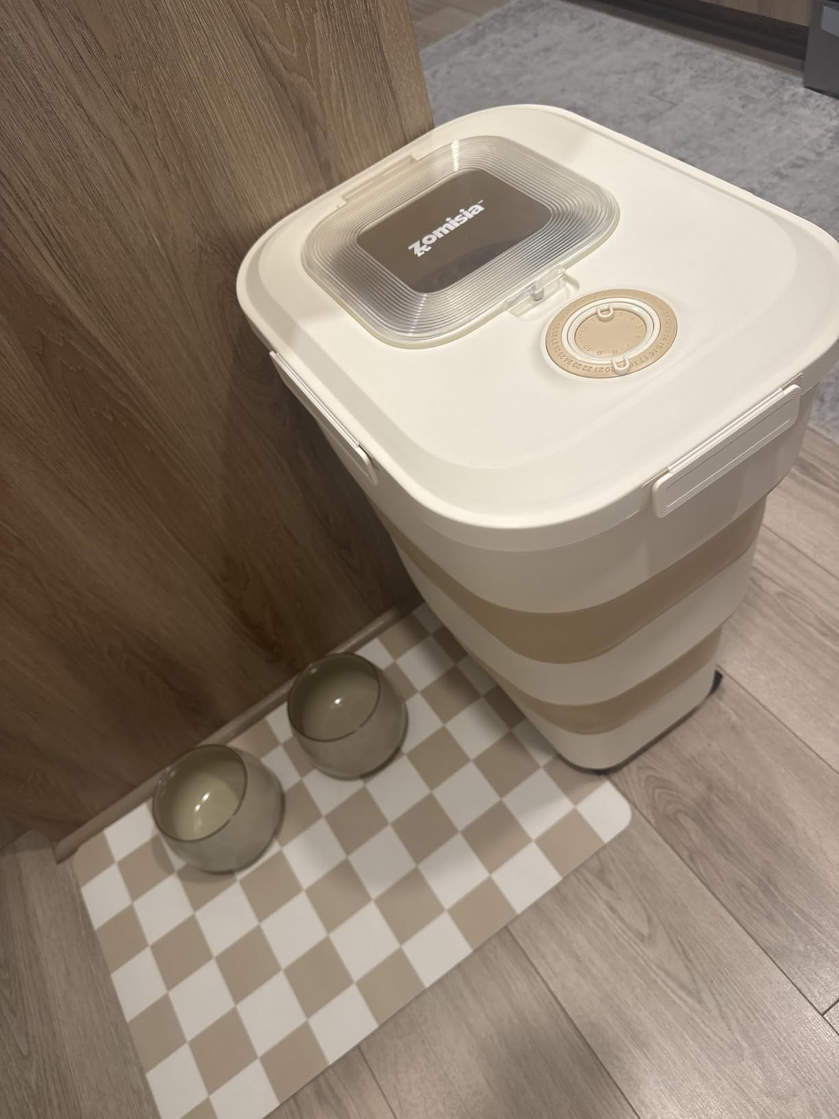 ZOMISIA 40-50lbs Dog Food Storage Container, Large Capacity Collapsible Airtight Pet Food Storage Containers with Rolling Wheels, Transparent Lid, Scoop and Date Track customer photo 2
