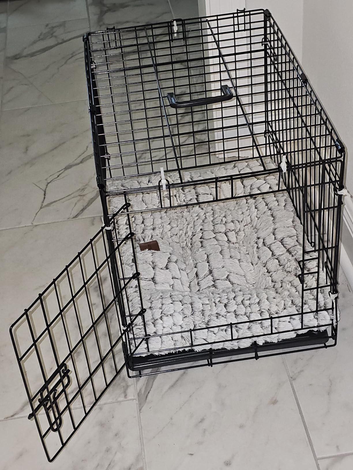 Sweetcrispy 24 Inch Single Door Dog Crate, Metal Pet Kennel with Secure Lock, Foldable Design, Removable Tray for Easy Cleaning, Portable Puppy Cage for Small Dogs, Ideal for Training & Travel customer photo 1