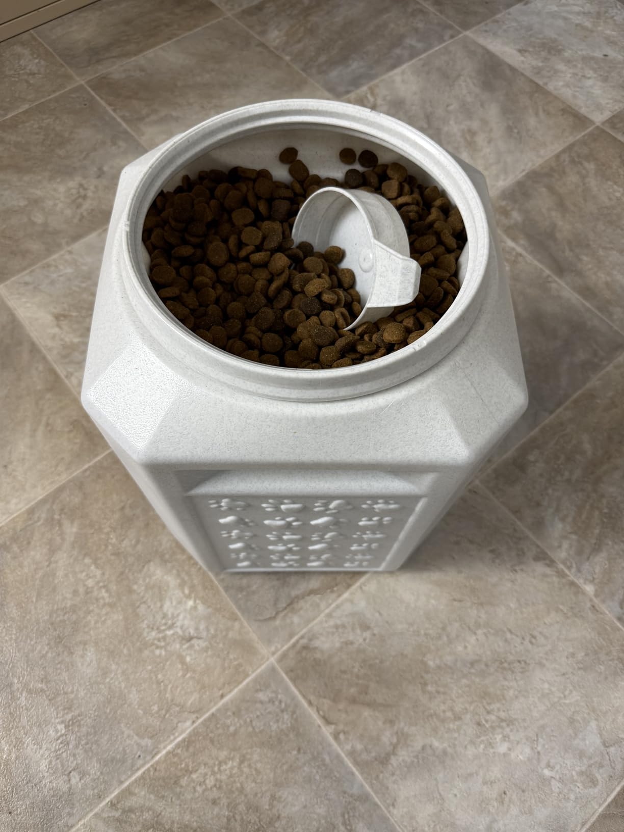 Vittles Vault Traditional Pet Food Storage Container For Dog Kibbles/Bird Seed/Oatmeal/Rice/Flour/Cereal, BPA Free Plastic, Sealed Airtight For Cat Food, Up To 40 lb, Made in USA, With Scoop, Gray customer photo 1