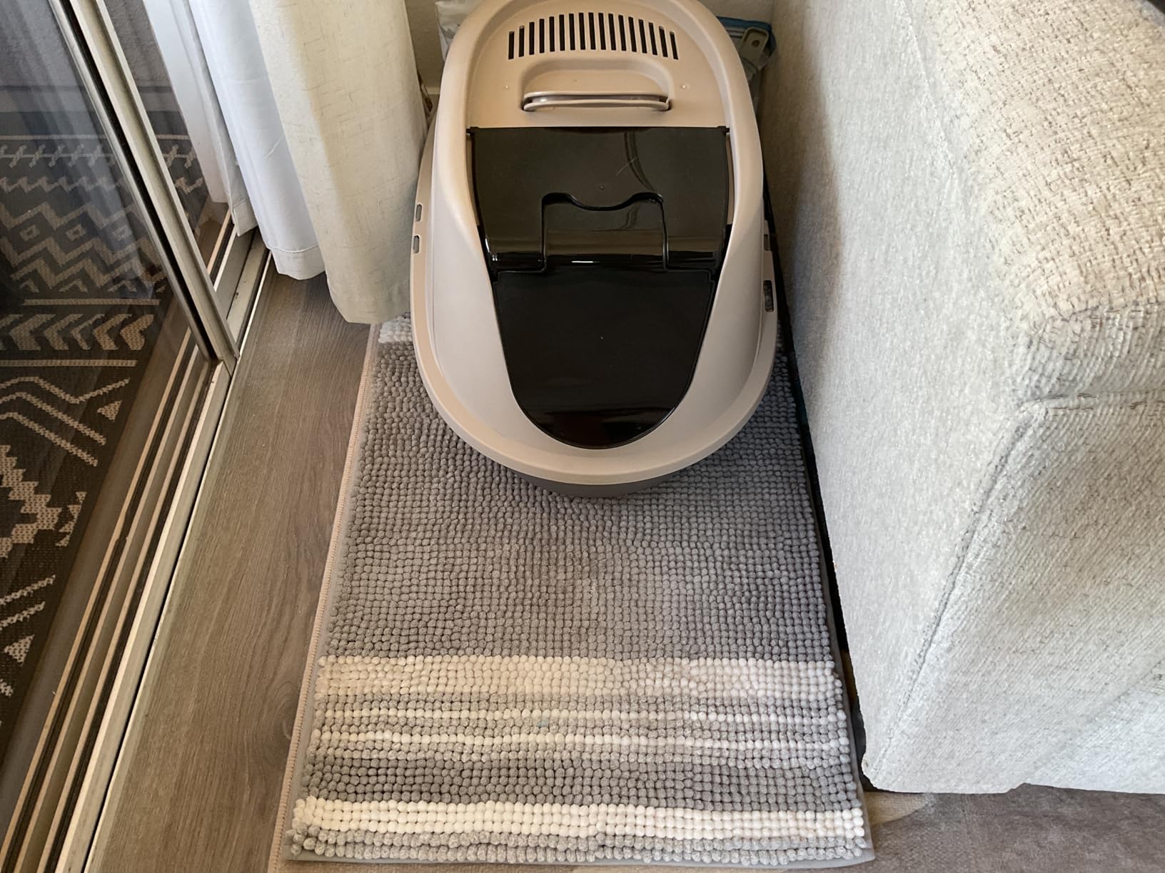 Amazon Basics No-Mess Hooded Enclosed Cat Litter Box with Odor Control and Swinging Door, Standard, 21 x 16 x 15, Multicolor customer photo 1