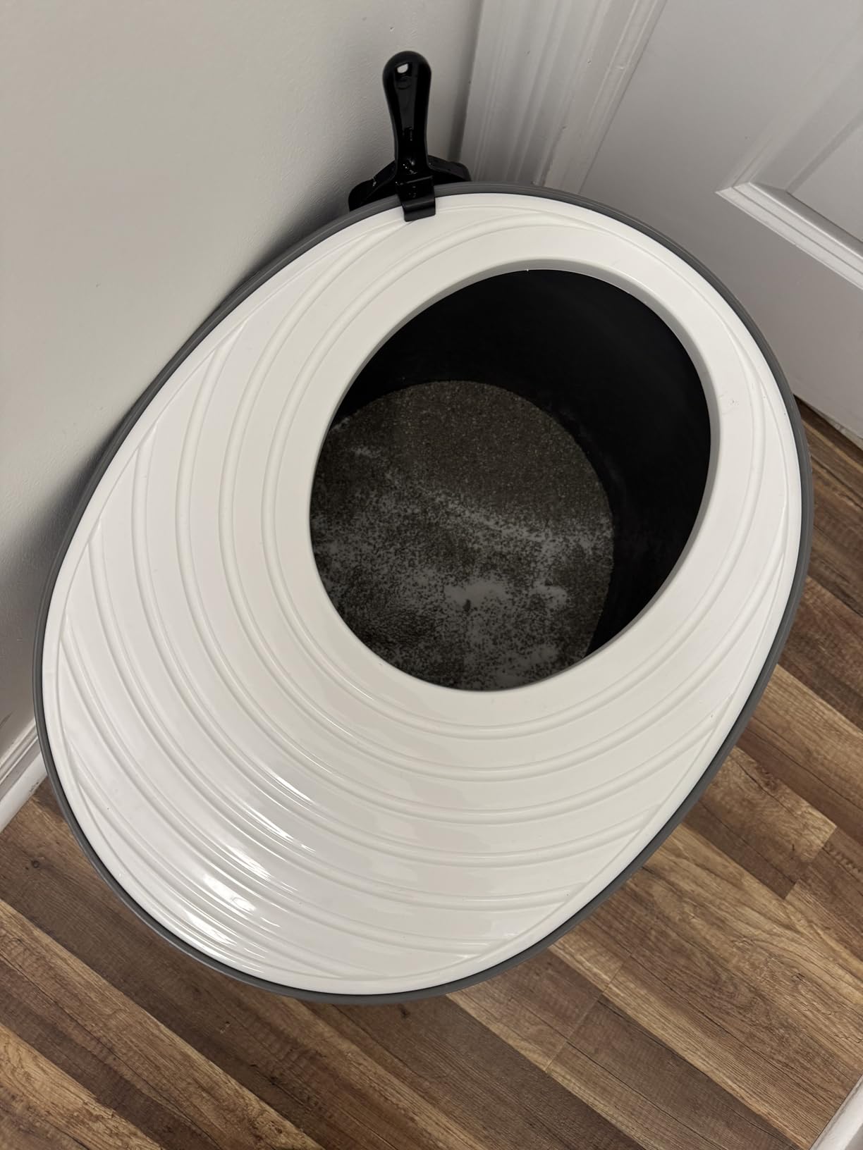 IRIS USA Large Cat Litter Box with Lid, Top Entry Design, Covered Enclosure, Dog Proof, Litter Scatter Control, Odor Reducing, Includes Scoop for Indoor Cats & Kittens, Gray/White, Made in the USA customer photo 1