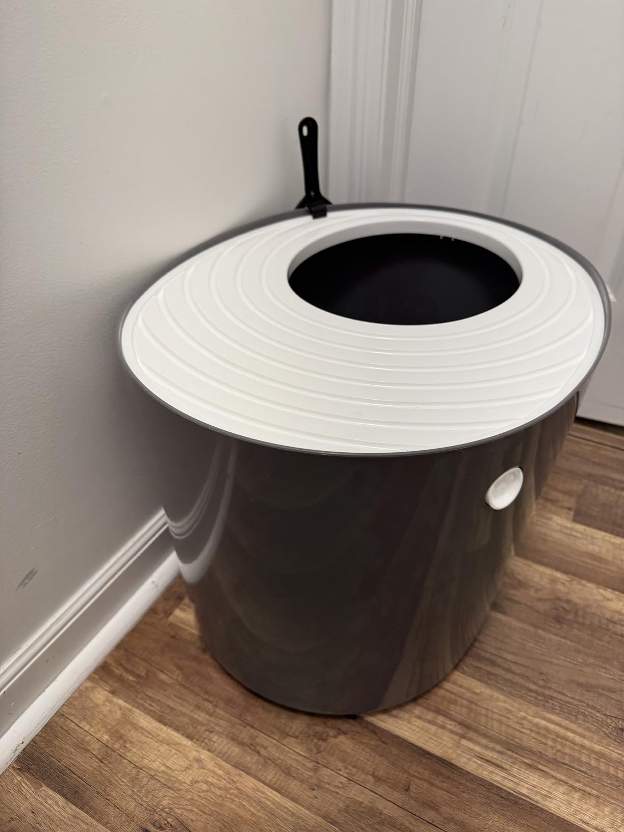 IRIS USA Large Cat Litter Box with Lid, Top Entry Design, Covered Enclosure, Dog Proof, Litter Scatter Control, Odor Reducing, Includes Scoop for Indoor Cats & Kittens, Gray/White, Made in the USA customer photo 2