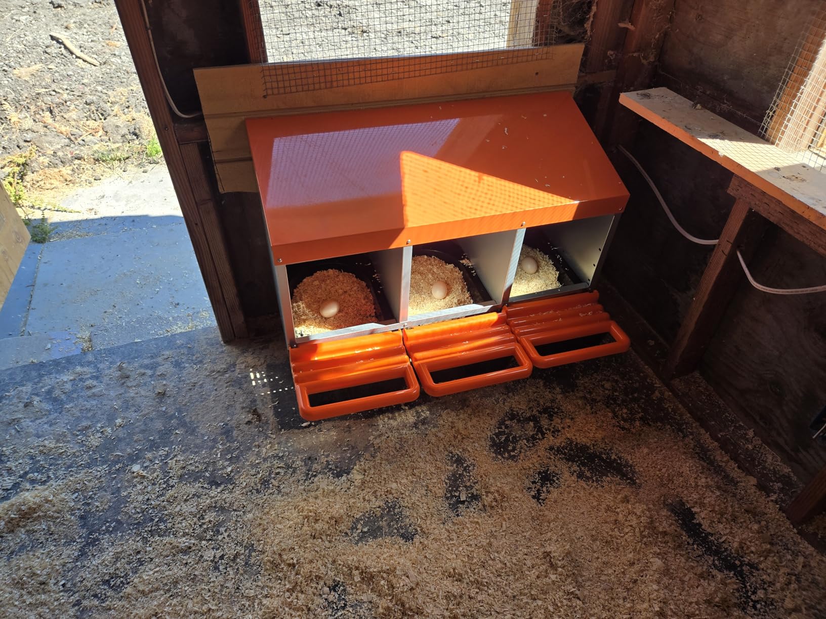 ZenxyHoC Chicken Nesting Boxes, Metal Chicken Egg Laying Box with Swing Perch and Rollout Egg Collection for Chicken Coop Red 3 Compartments customer photo 2