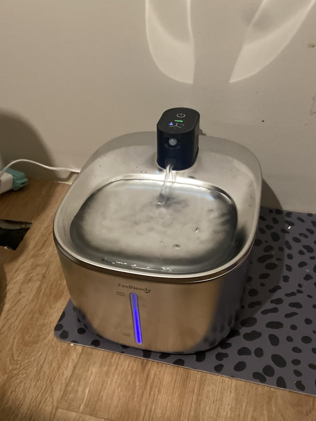 FEELNEEDY Wireless Cat Water Fountain Stainless Steel with Sensor, 4000mAh Battery Operated, 4L/135fl oz Pet Water Fountain for Cats Dogs customer photo 1