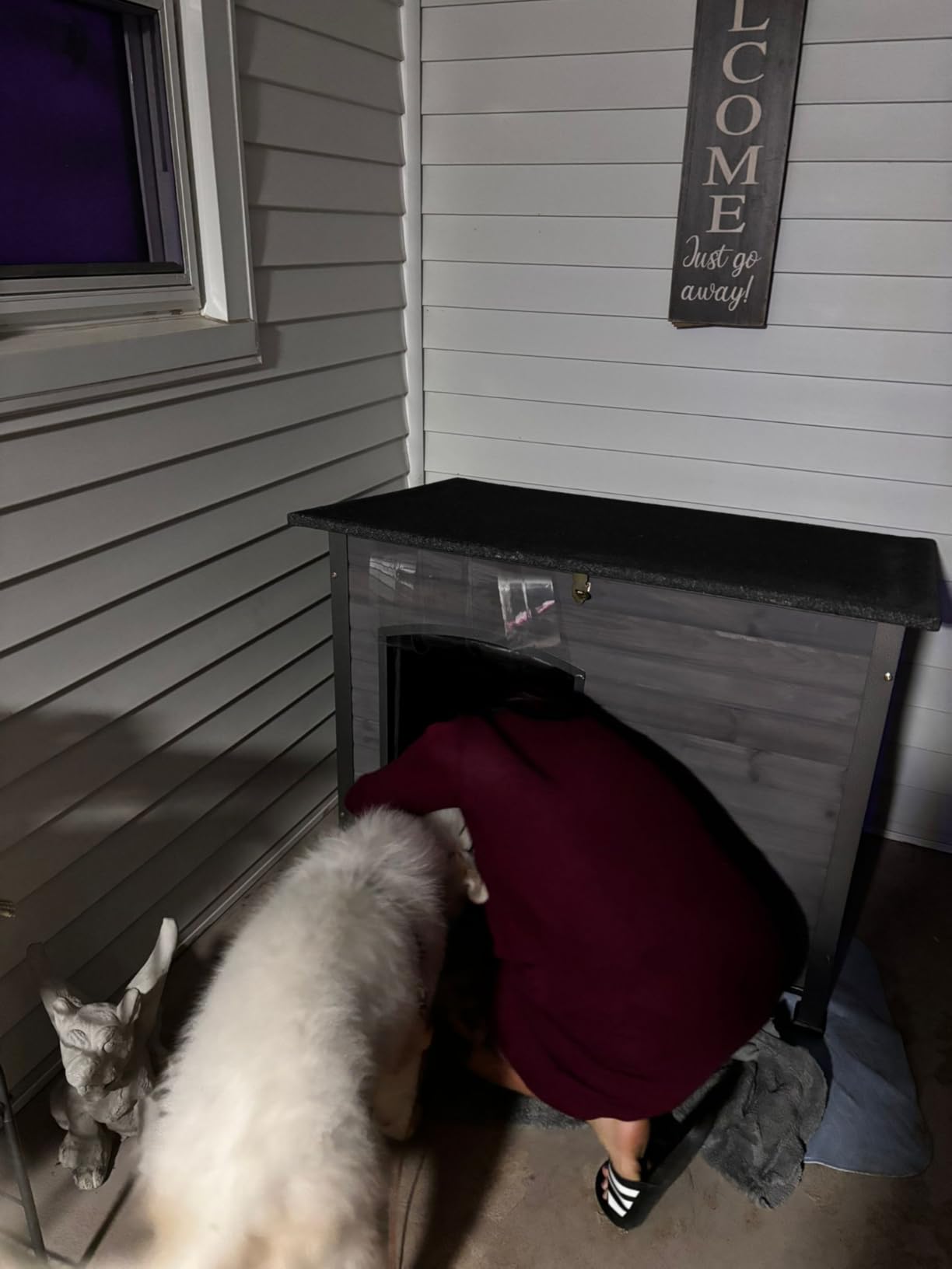 Suumerpety Indoor Outdoor Dog House, Anti-Chewing Iron Frame Dog Kennel, Wood Warm Pets Home, Weatherproof Outside Shelter for Feral Animal 33.5