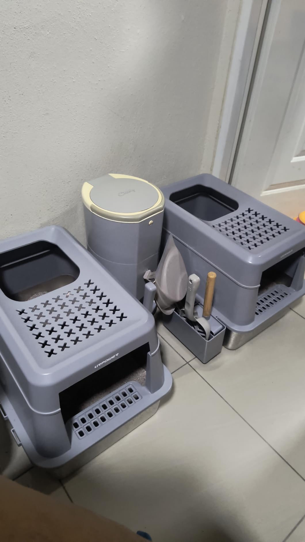 URPOWER Stainless Steel Cat Litter Box with Lid Extra Large Enclosed Litter Box Non-Sticky Metal Pan with High Sided & Scoop, Odor Free, Front & Top Entry, Anti-Leakage, Easy Cleaning customer photo 1