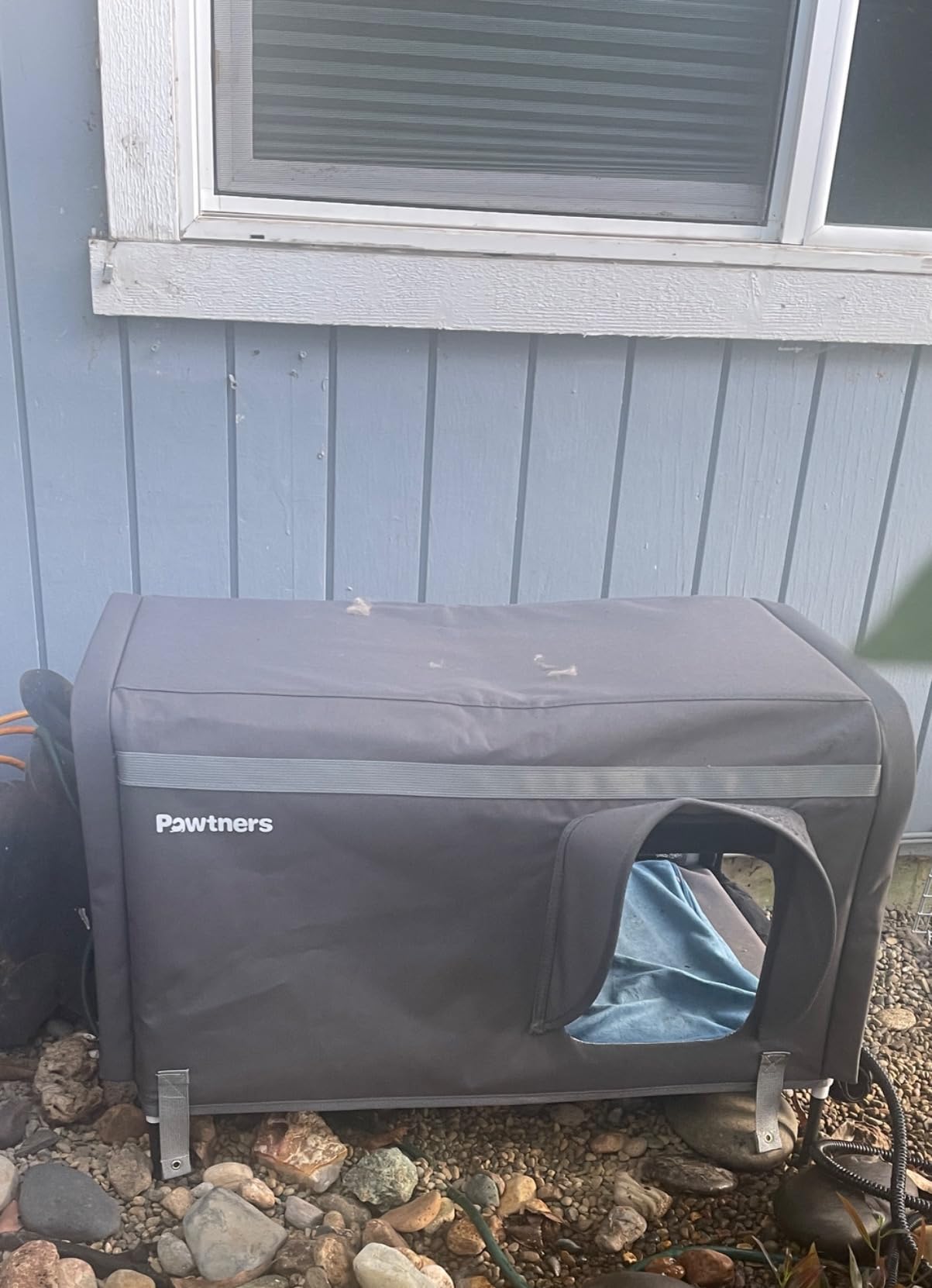 Pawtners Heated Outdoor Cat House for Outside Cats, 26'' XL Insulated Weatherproof Cat Shelter with Heated Pad, Elevated Feet & Escape Door, Warm Kitty House for Feral or Stray Cats in Winter customer photo 1
