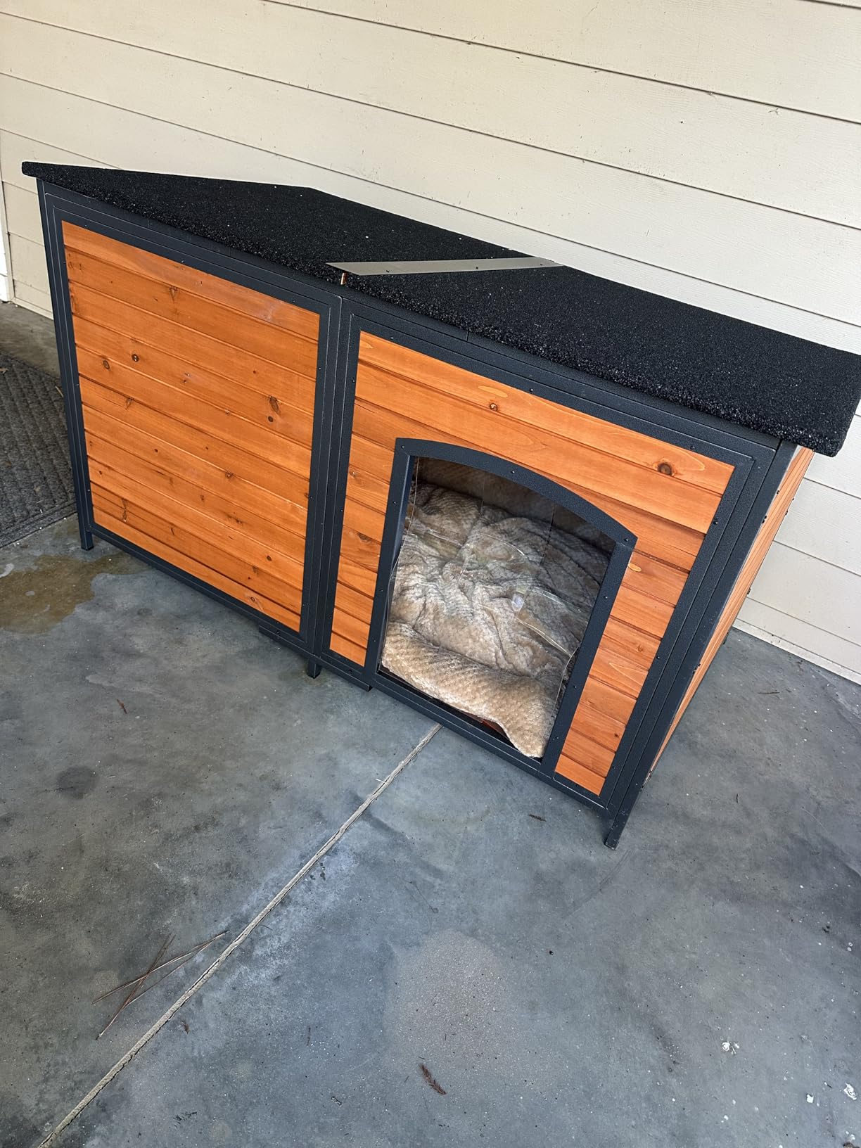FunXplore Dog House Outdoor Weatherproof 43.3