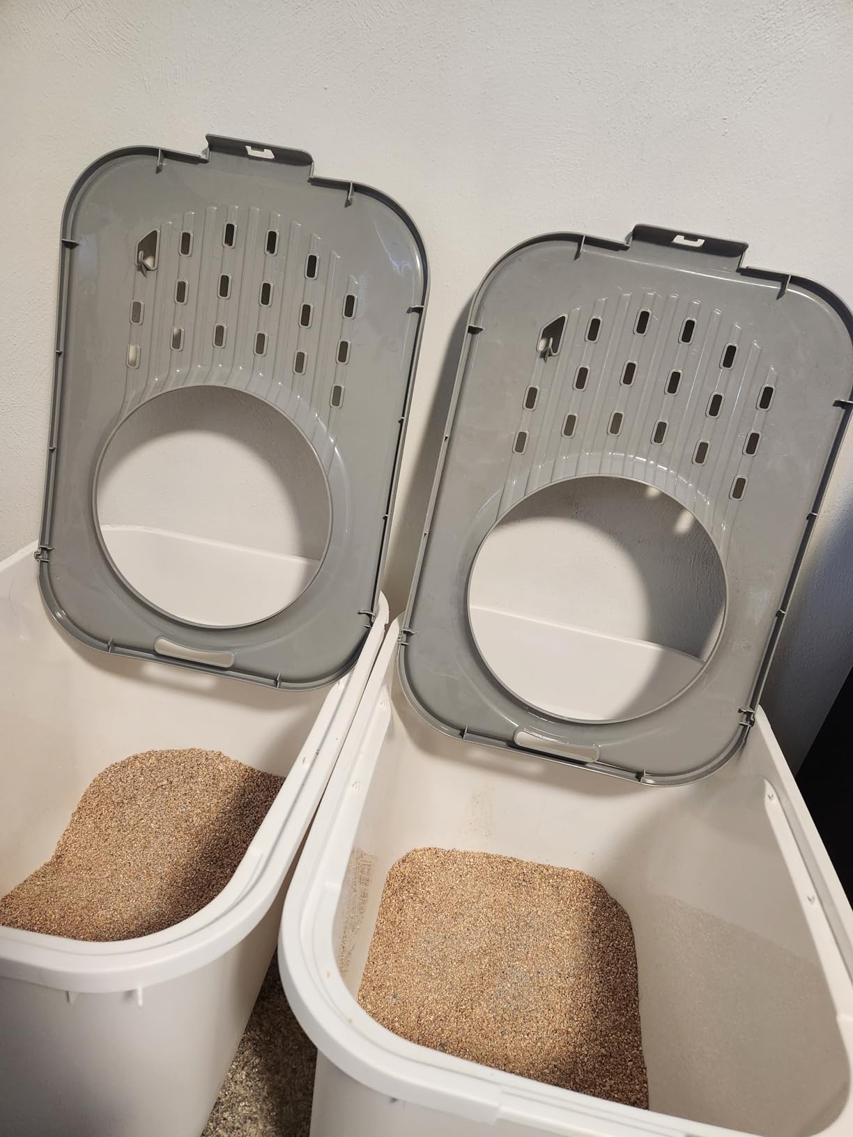 IRIS USA Cat Litter Box Large Top Entry with Lid, Enclosed Litter Box with Litter Catching Lid & Scoop, Covered Cat Litter Box Enclosure for Privacy, High Sided, Gray/White customer photo 2
