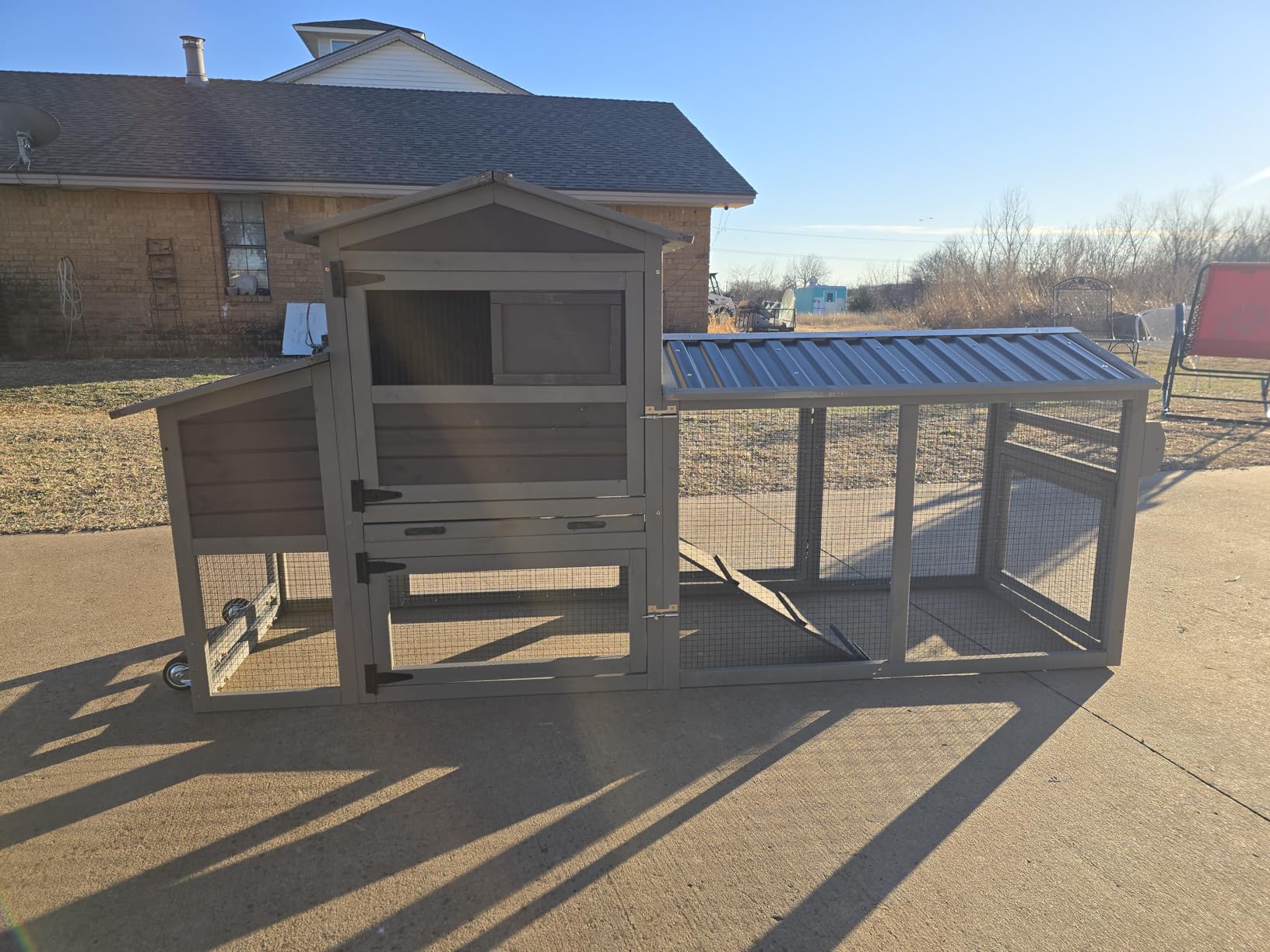 Mobile Chicken Coop with Wheels for 4-6 Chickens, Large Outdoor Hen House with Run, Weatherproof Asphalt Roof, Sectionable Nesting Box & Pull-Out Tray, 82.4