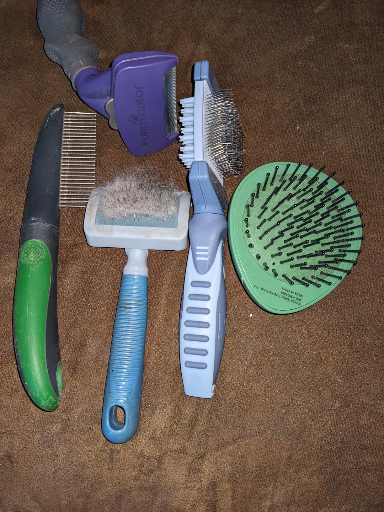 aumuca Undercoat Rake for Dogs, Deshedding & Dematting Comb for Cats, Horse | Dog grooming rake & dog shedding brush in one | Lifts undercoat in a single pass | Gentle on matted hair & sensitive skin customer photo 1