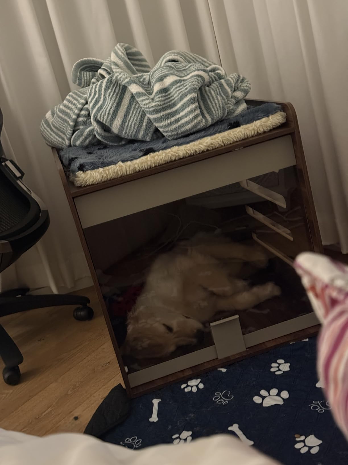 Feandrea Modern Dog Crate Furniture with Charging Station, Small Kennel Indoor with Flip-up Hidden Acrylic Door, for Small and Medium Dogs up to 22 lb, Pet Side End Table Cage, Heather Greige customer photo 2