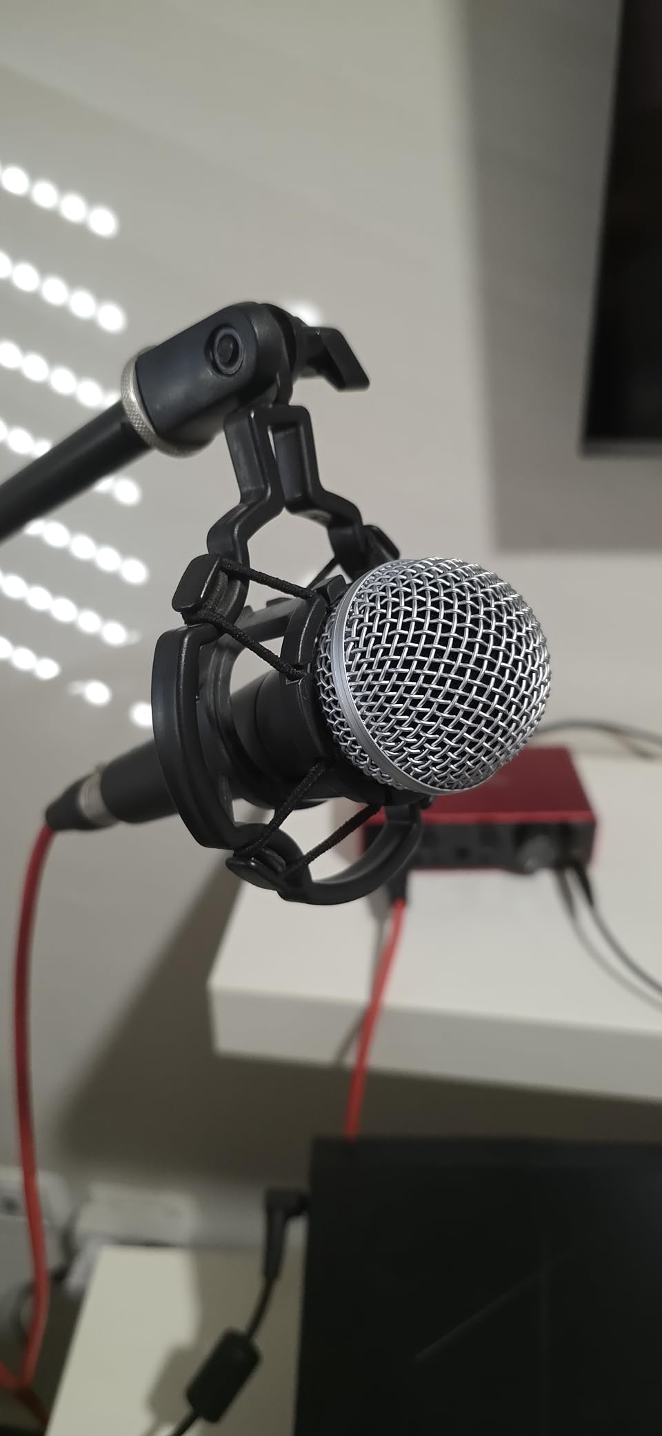 Shure SM58-LC Dynamic Vocal Microphone - Professional Handheld Cardioid XLR Mic for Singing, Live Performance, Studio Recording, Podcast and Broadcast, Black customer photo 2