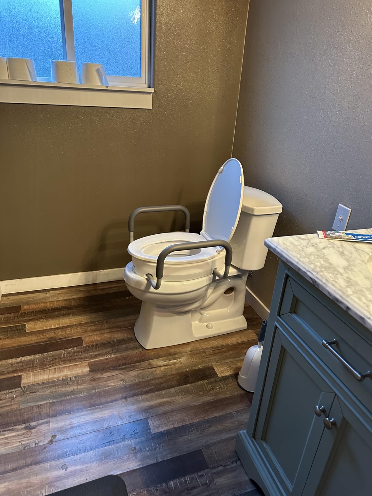 Carex 3.5 Inch Raised Toilet Seat with Arms, Round Toilet Seat Riser, 300 lbs Capacity, Elevating and Raising Seat for Elderly and Handicap, Universal, Slip-Resistant with Padded Handles, White customer photo 2