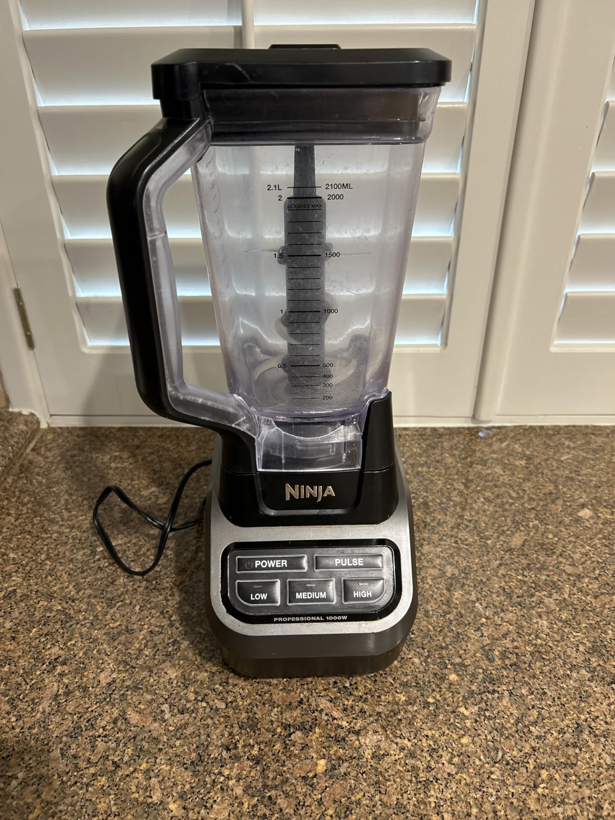 Ninja Professional Blender, Smoothie Blending, Drink Mixer, Grinder, Ice Crusher, Frozen Fruit Blending, 1000W Power, Total Crushing Technology, XL 72-oz. Pitcher, Black & Grey, BL610 customer photo 1