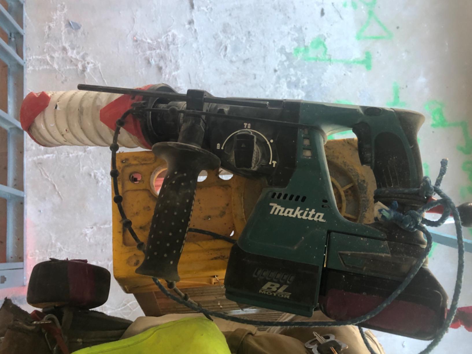 Makita XRH01Z 18V LXT Lithium-Ion Brushless Cordless 1-Inch Rotary Hammer customer photo 2