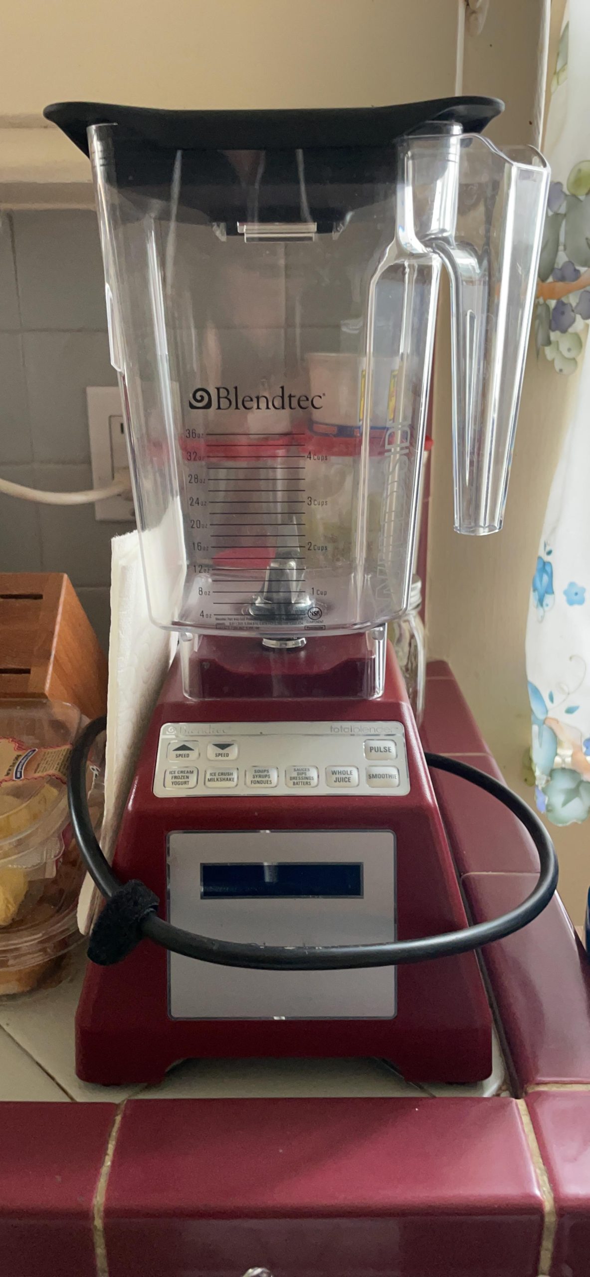 Blendtec - Chef 600 - Professional Blender with FourSide Jar - Commercial Blender - Self-Cleaning - 3 Preprogrammed + Pulse Cycles - Customizable Presets - Black customer photo 1