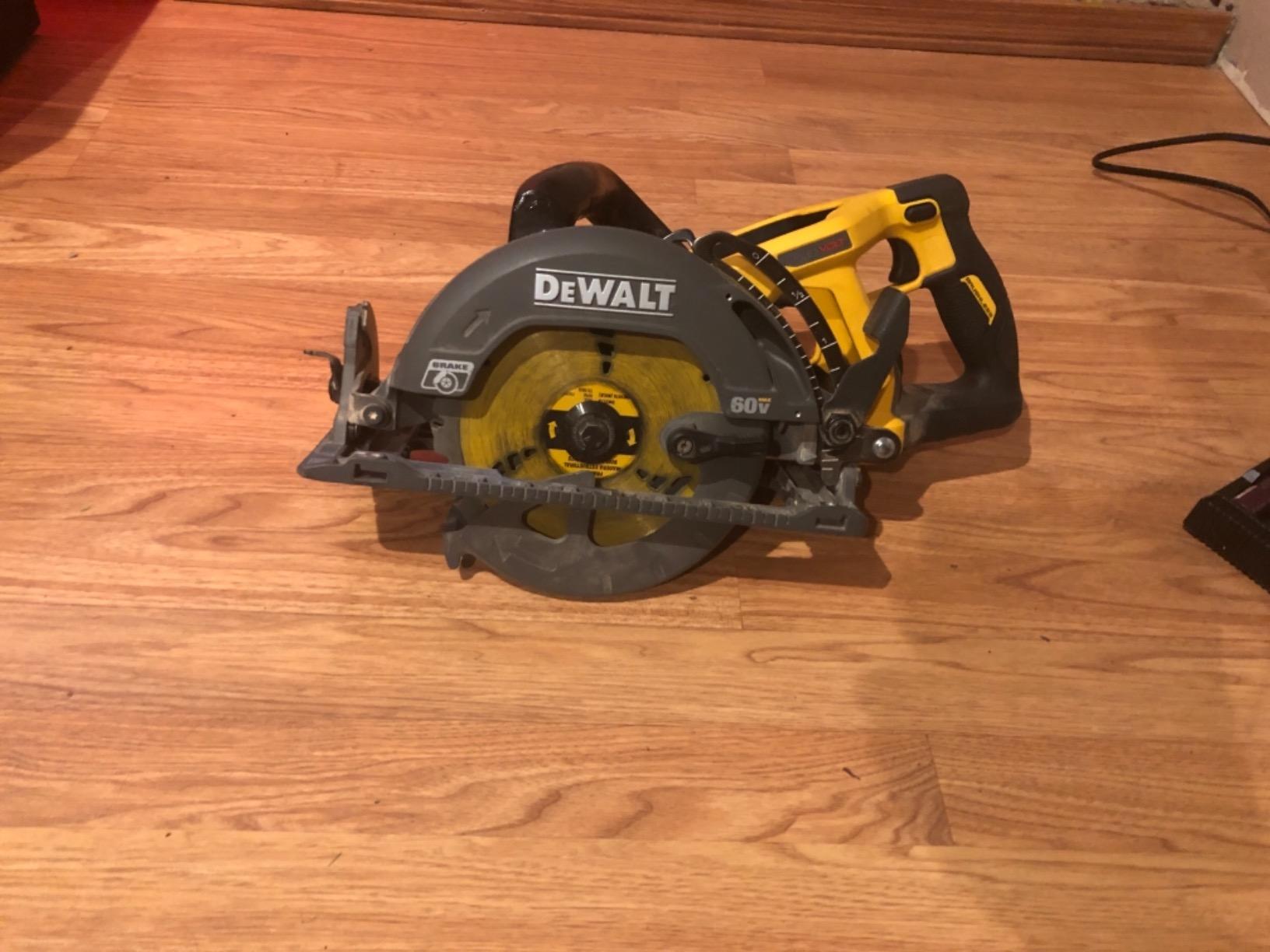 DEWALT FLEXVOLT 60V MAX* Circular Saw Kit, 7-1/4-Inch, Worm Style, 9.0Ah Battery (DCS577X1) customer photo 1