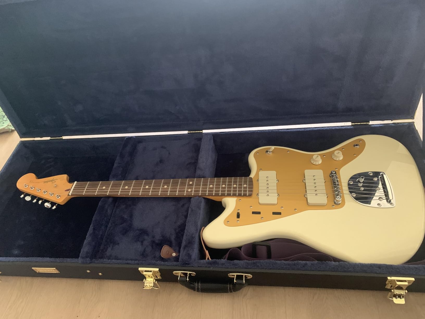 Squier J Mascis Jazzmaster Electric Guitar, with 2-Year Warranty, Vintage White, Laurel Fingerboard | Basswood Body, Maple Neck, Indian Laurel Fingerboard, 2 Jazzmaster Single-Coil Pickups, Adjusto-Matic Bridge customer photo 1
