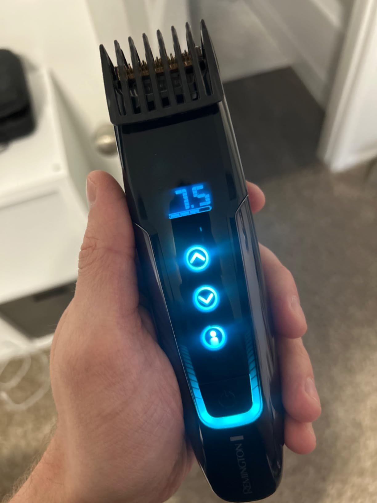 Remington MB4700 Smart Beard Trimmer with Memory Settings and Digital Touch Screen, Rechargeable for Cordless Use | Motorized Comb Adjusts in 0.1mm Increments, memory for 175 Length Settings, 50 Minutes Cordless Runtime customer photo 1