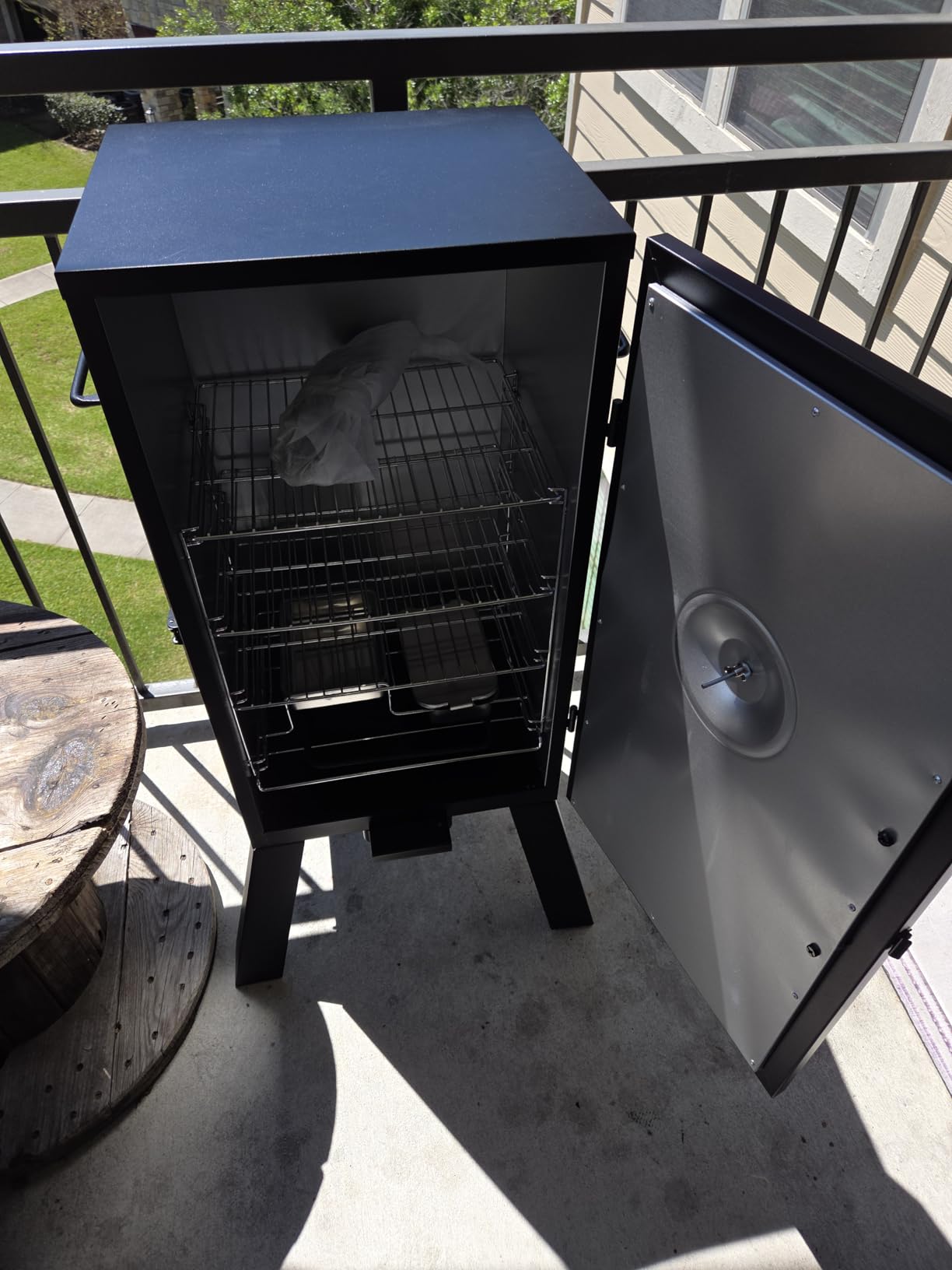 Masterbuilt 30-inch Electric Vertical BBQ Smoker with Analog Temperature Control, Chrome Smoking Racks and 535 Cooking Square Inches, Model MB20070210 customer photo 2