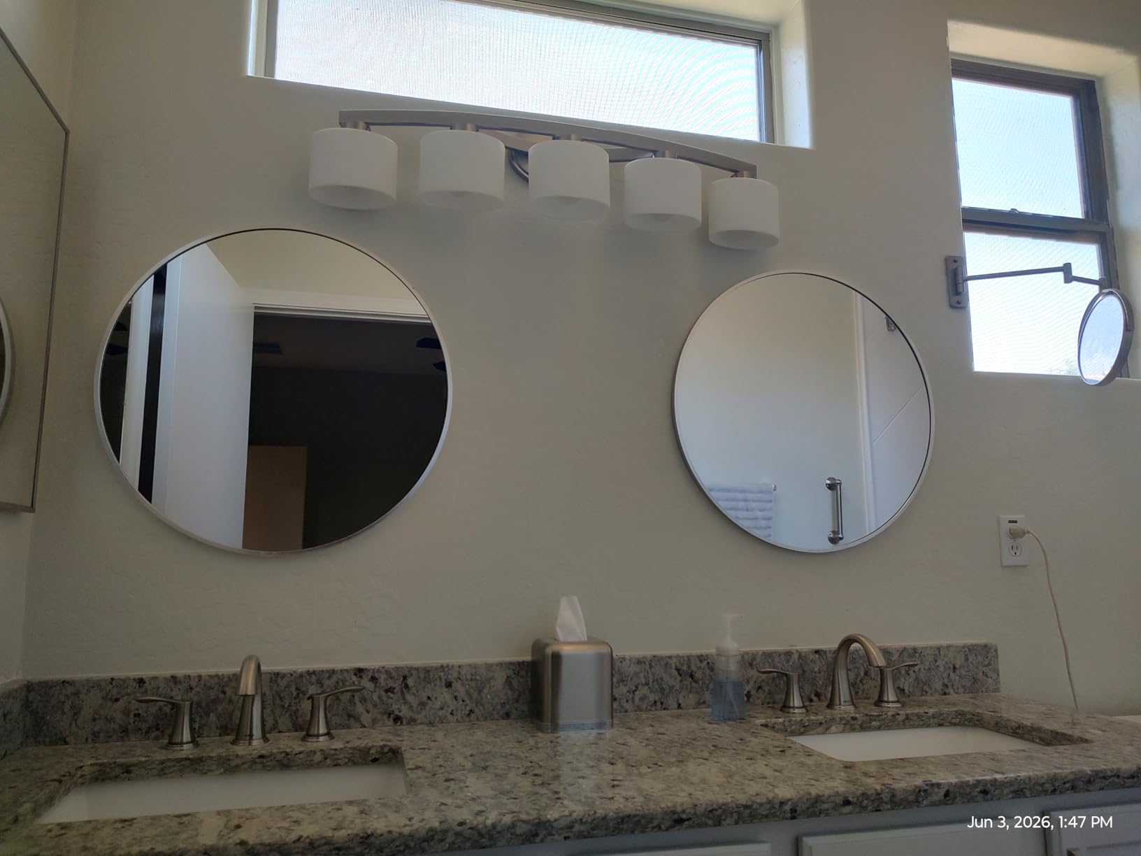 Oruii Round Mirror, Black Round Mirror 24 inch, Circle Wall Mirrors Metal Frame, Black Circular Mirrors for Bathroom, Wall, Living Room, Entryway, Hallway, Vanity, Rustic customer photo 1