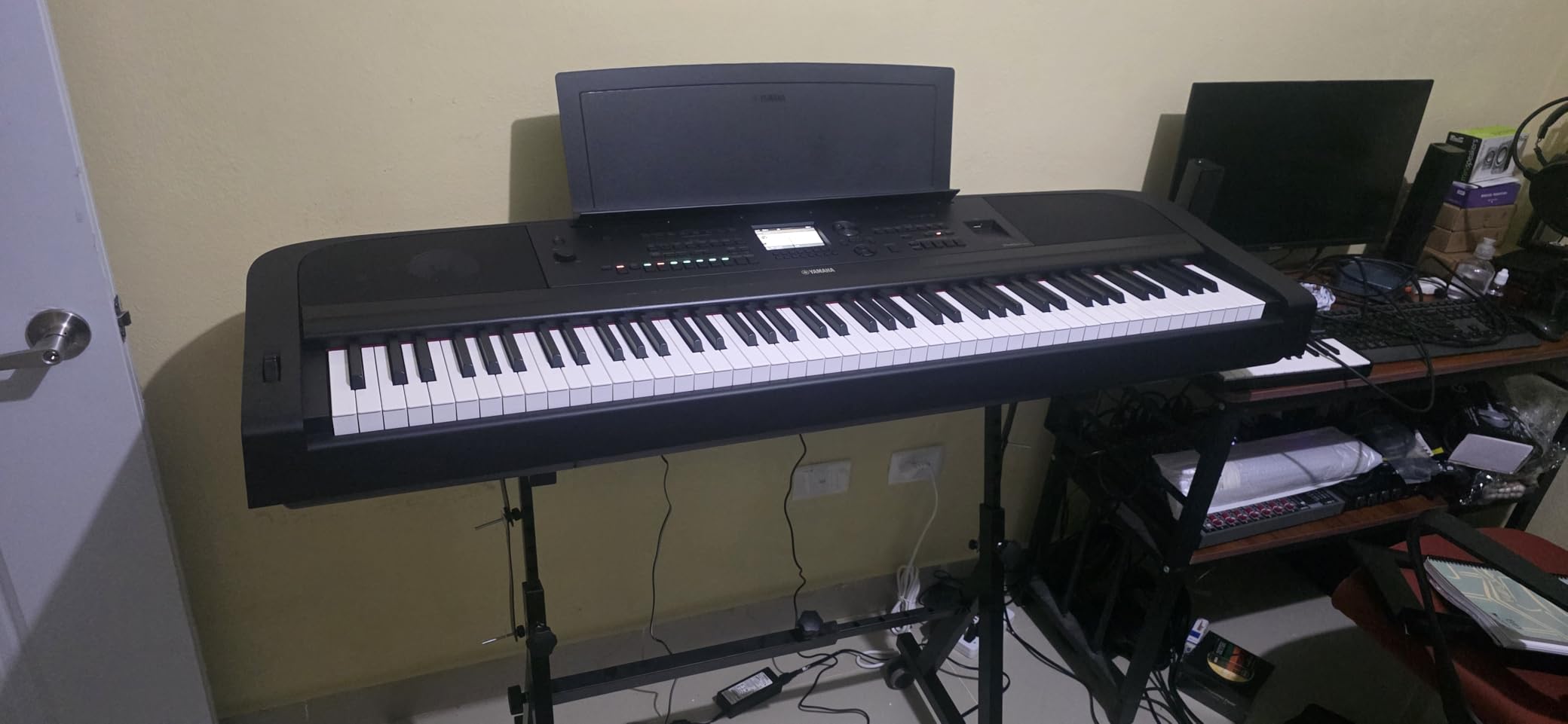 Yamaha DGX-670WH, 88-Key Weighted Digital Piano with Sustain Foot Switch and Music Rest, White customer photo 1