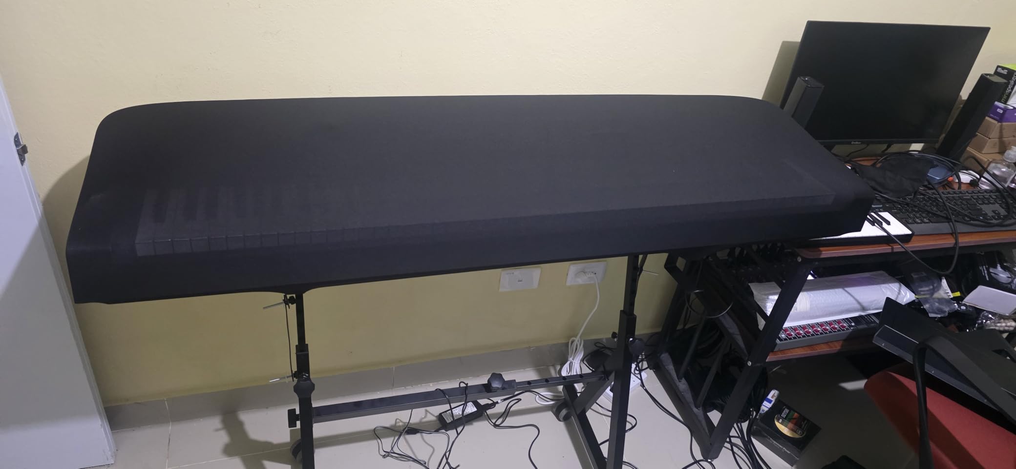 Yamaha DGX-670WH, 88-Key Weighted Digital Piano with Sustain Foot Switch and Music Rest, White customer photo 2