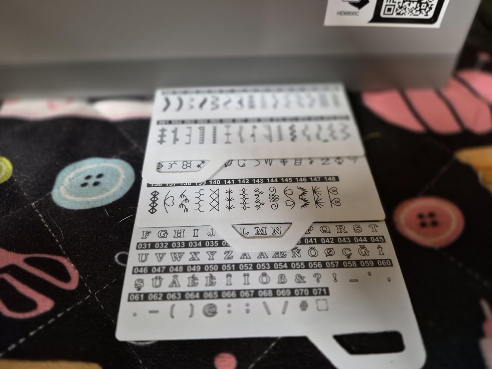 SINGER 6800C Heavy Duty Computerized Sewing Machine with Accessory Kit, 586 Stitch Applications, LCD Screen, Strong Motor, Metal Frame, 1-Step Buttonhole customer photo 1