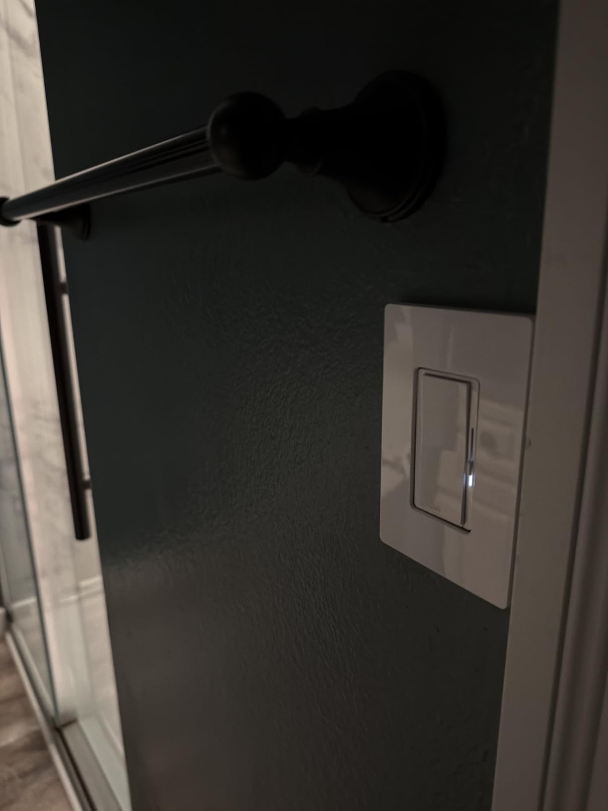 Lutron Diva Smart Dimmer Light Switch with Wallplate for Caseta Lighting (Lutron Smart Hub Required), for LED Lights, 150W, Single-Pole/3-Way, No Neutral, White (DVRFW-6L-WH-A) customer photo 1