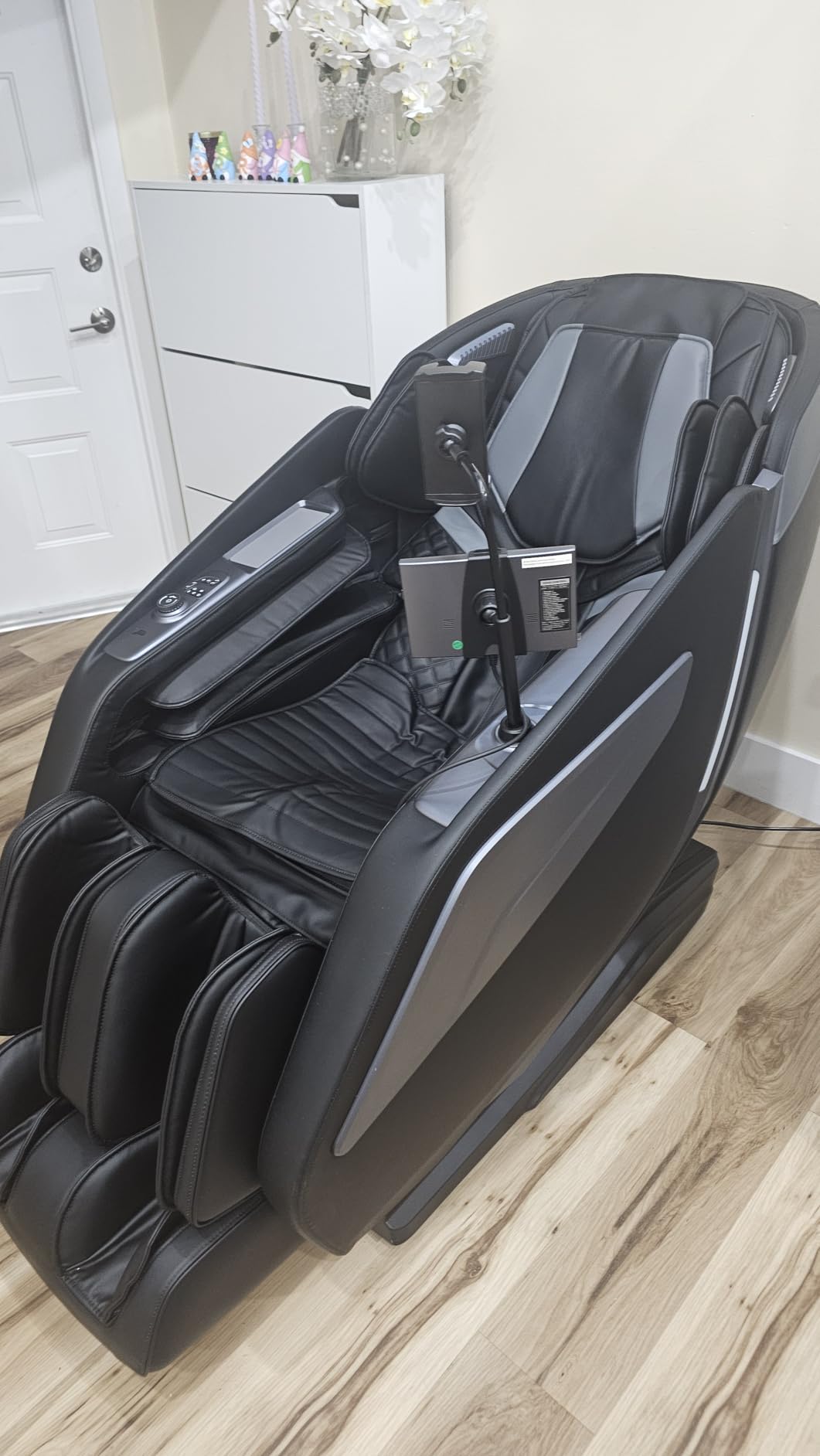 HealthRelife 4D Massage Chair Full Body Zero Gravity Recliner - 55 inch SL-Track, 15 Auto Modes, 11 Massage Technique, 40 Airbags Massage, with Yoga Stretch, APP Control, Shiatsu Foot Massage (Black) customer photo 1