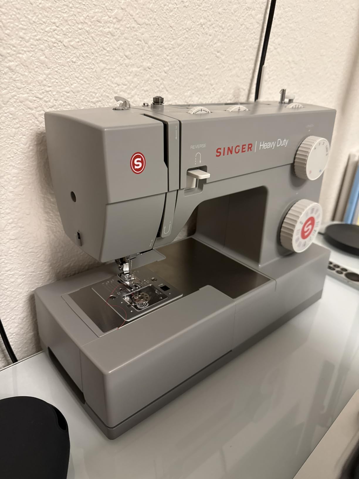 SINGER 4432 High Speed Heavy Duty Sewing Machine + Accessory Kit, 32 Built-In Stitches Deliver 110 Applications, 50% More Power for Thick Fabrics, 1100 Stitches/Min, 1-Step Buttonhole customer photo 2