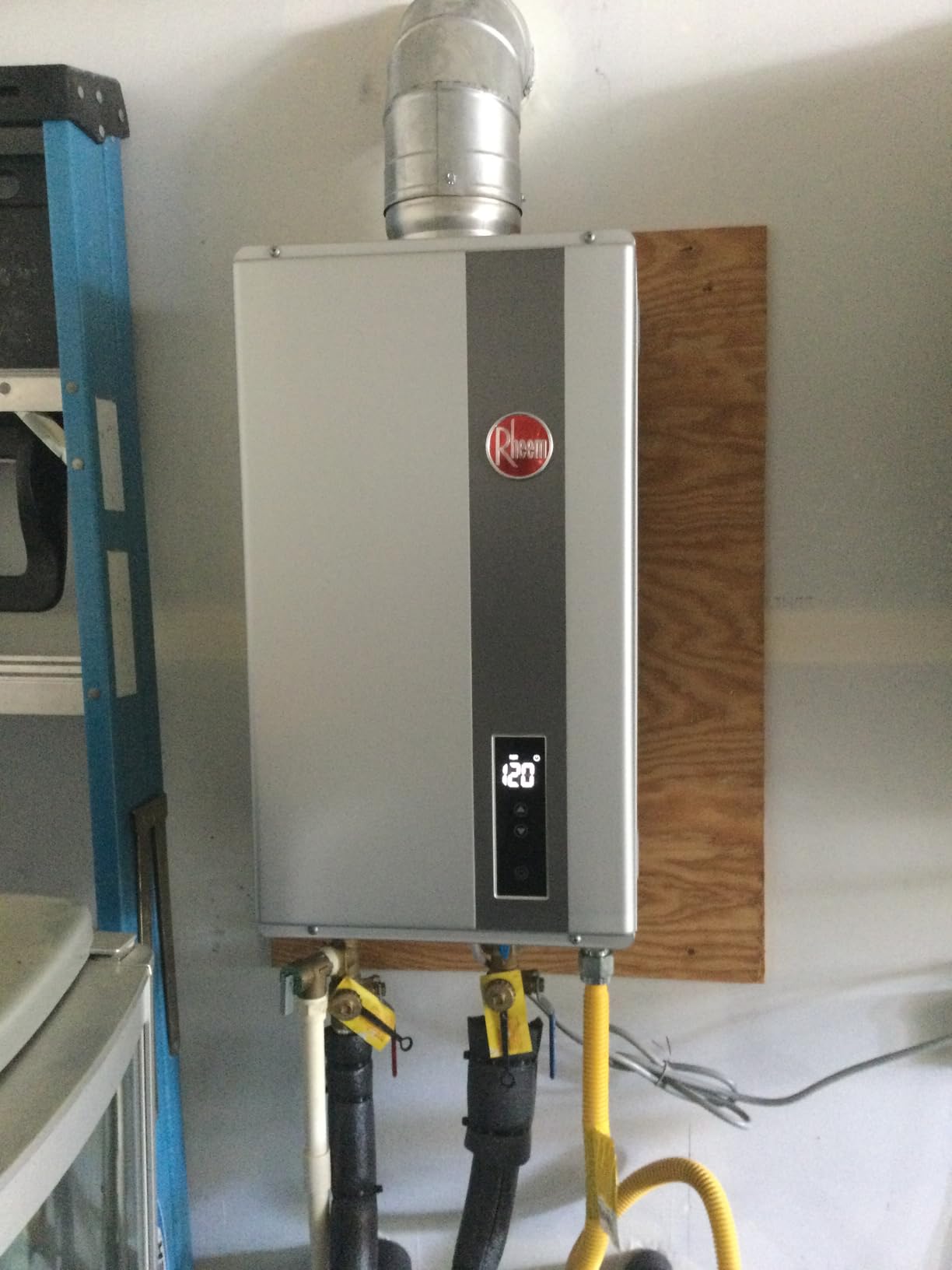 Rheem RTG-95DVLN-3 High Efficiency Non-Condensing Indoor Tankless Natural Gas Water Heater 9.5 GPM, 199,900 BTUs customer photo 1