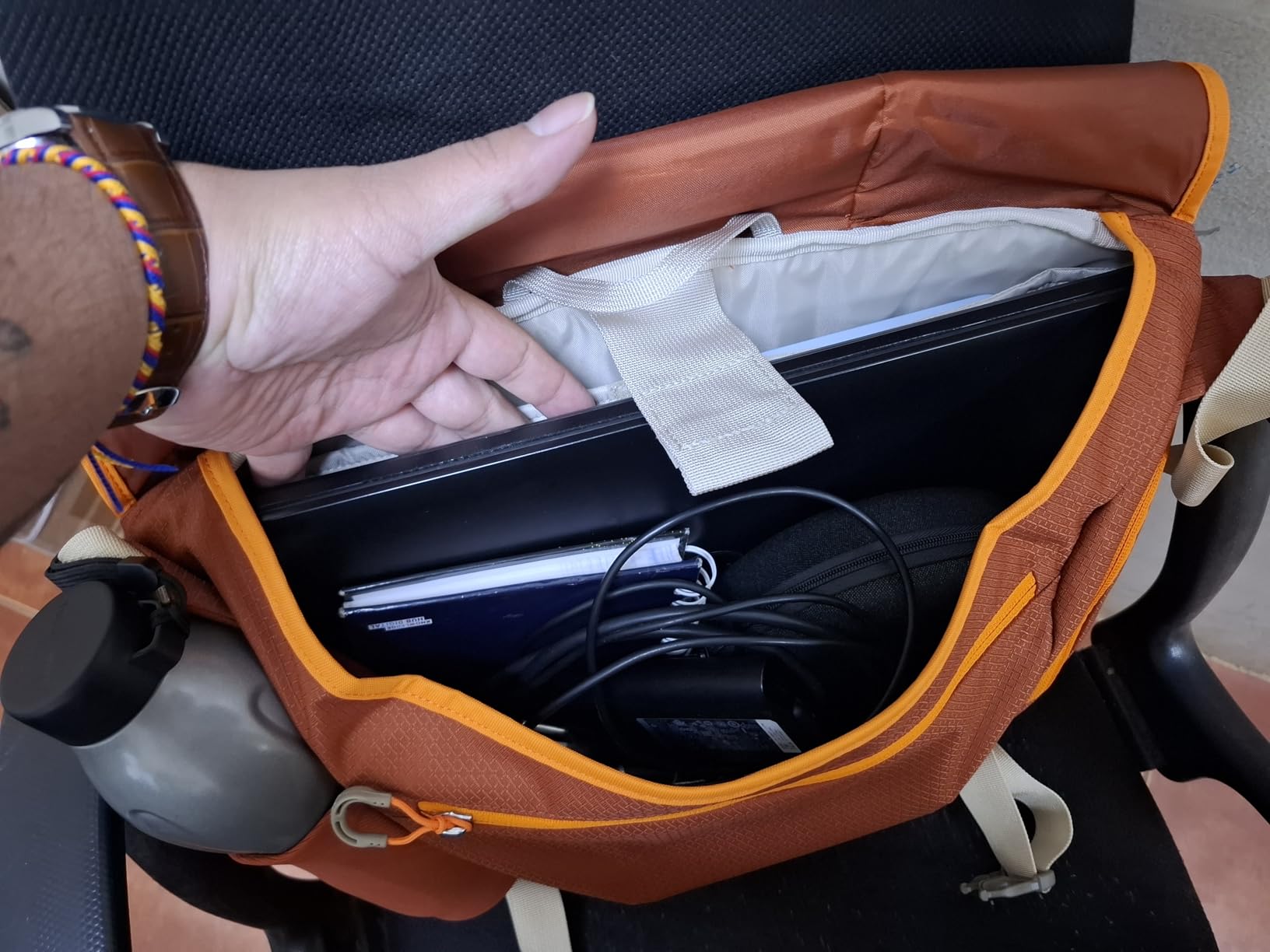 Osprey Daylite 12L Messenger Bag - Durable Crossbody Shoulder Bag with Laptop Sleeve and Bottle Pocket customer photo 1