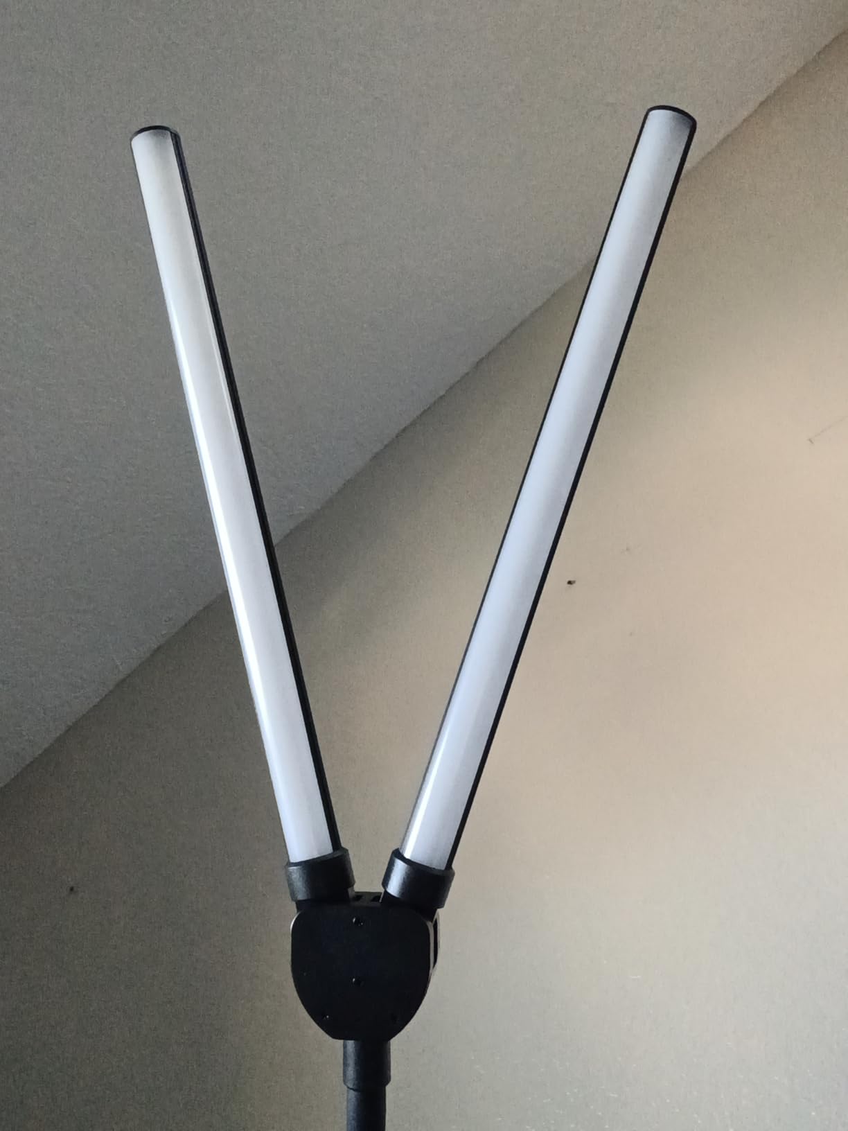 LED Floor Lamp, 18W/2000LM Bright Reading Floor Lamp for Office with Double Head, Adjustable Gooseneck Dimmable Modern Standing Light for Lash Extension Craft, Eye Caring Floor Lamps for Living room customer photo 1