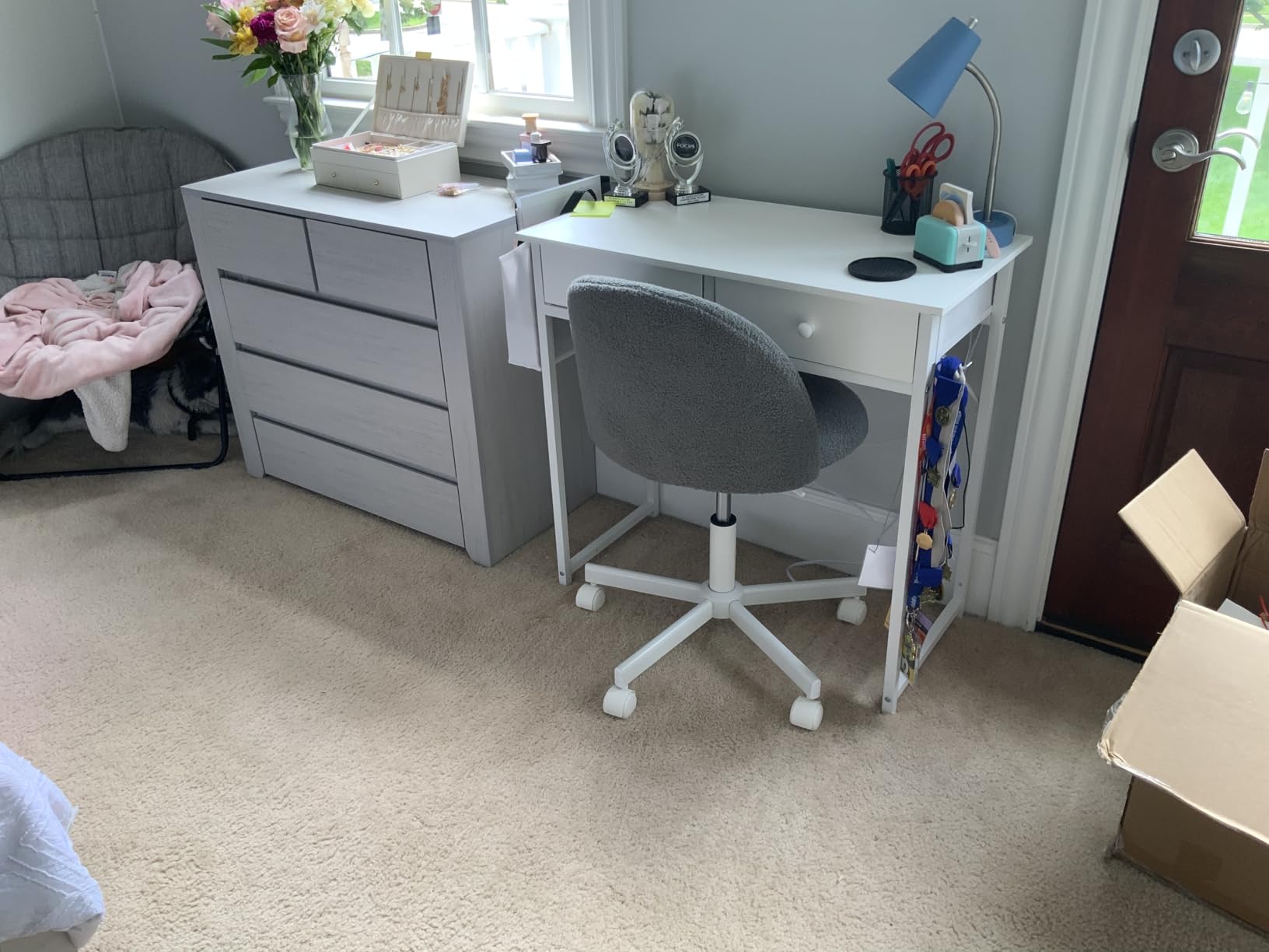 VINGLI Modern Vanity Chair with Back, Velvet Desk Chair for Girls, Small Office Chair with Silent Wheels, Stylish and Comfortable, White customer photo 2