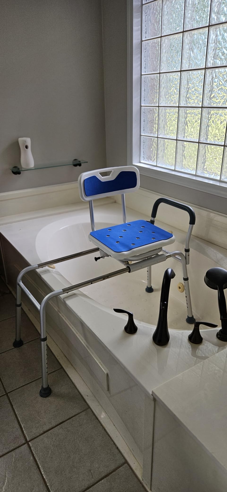 VEVOR Sliding Tub Transfer Bench with 360 Degree Swivel Seat (400LBS) customer photo 2