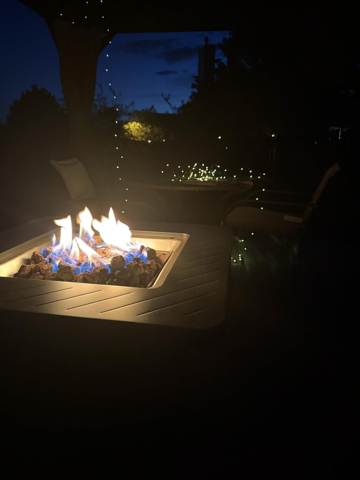 East Oak 28” Outdoor Propane Fire Pit Table | 52,000 BTU Gas Fire Pit for 2-4 People with Space-Saving Hock Lid, Mesh Pocket & Lava Rocks | CSA Certified Safe for Patio, Deck, Backyard, Black customer photo 2