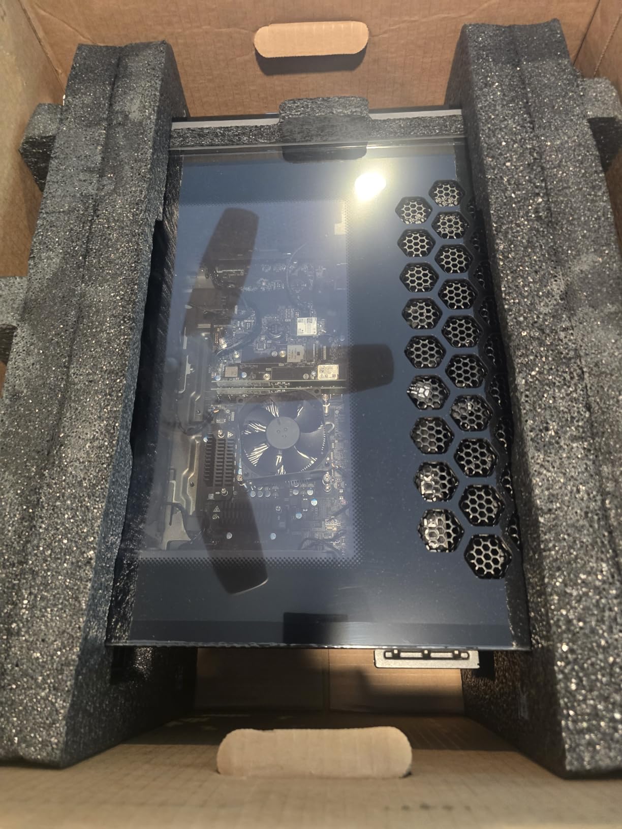 Alienware Aurora Gaming Desktop, RTX 5070, Intel Core Ultra 7 265F | 1TB SSD, 32GB DDR5, Wi-Fi 7, Bluetooth, Killer 2.5Gb Ethernet, Windows 11 Home customer photo 2