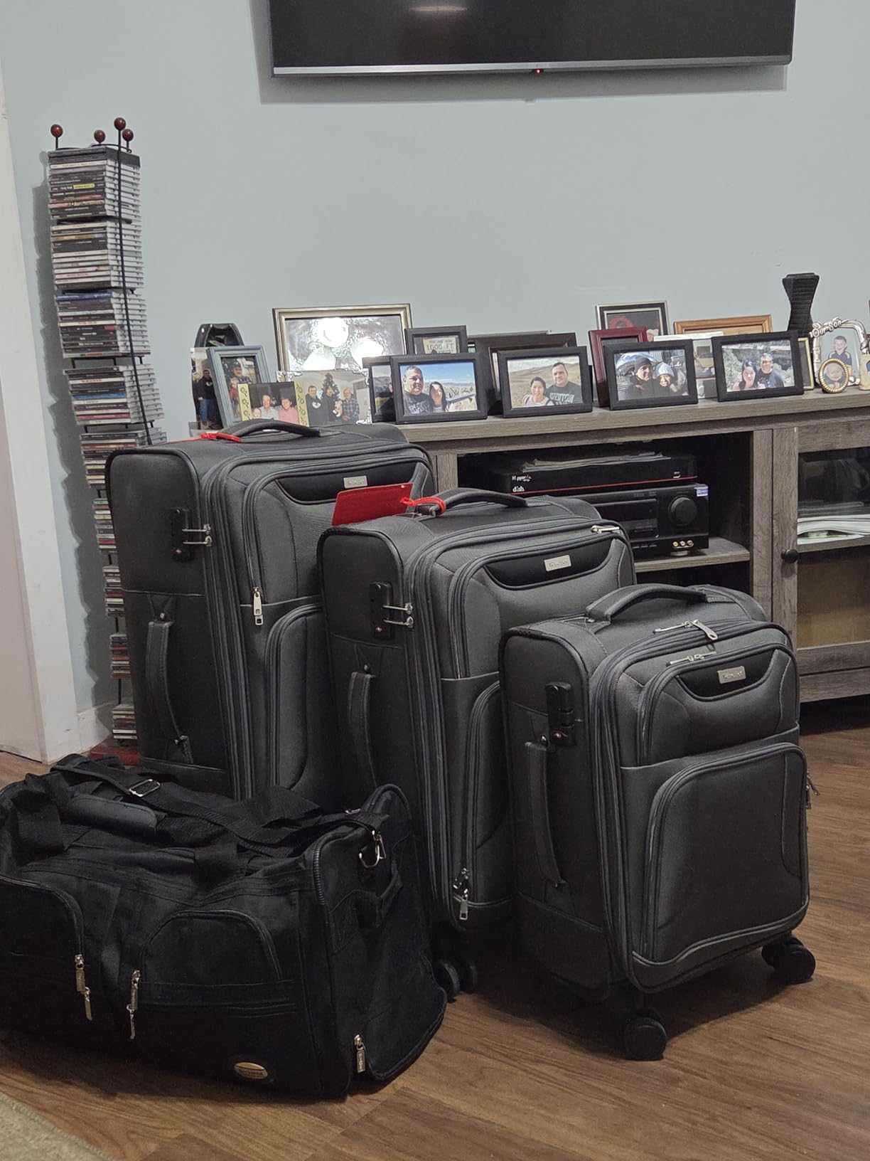 3-Piece Softside Expandable Luggage Set, Black, 20in/24in/28in customer photo 1