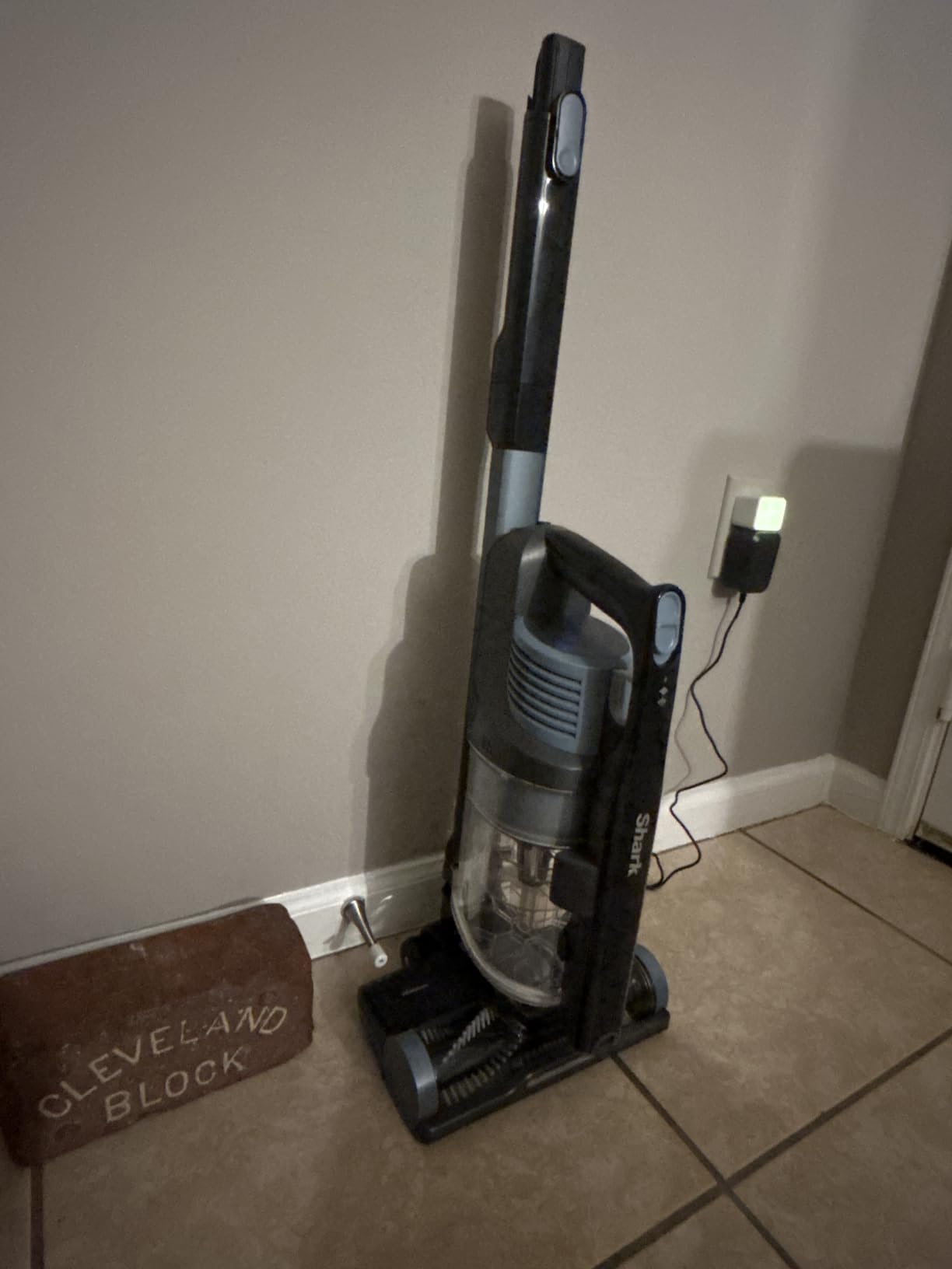 Shark PowerPro Reveal Plus Cordless Vacuum, FloorDetect & Dirt-Reveal Technology, HEPA Filter, Carpet & Hard Floor, Rechargeable, Charcoal, IZ376H customer photo 1
