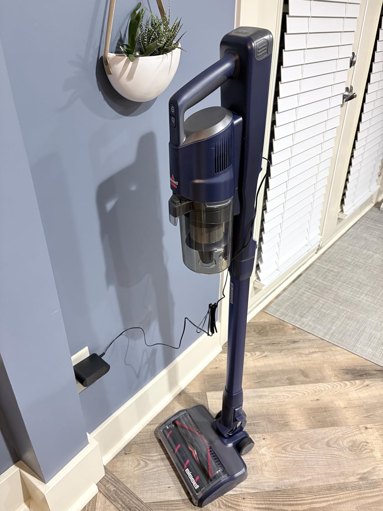 Bissell PowerClean DualBrush 280W Self-Standing Cordless Vacuum, DualBrush & AutoAdapt Tech, Self-Cleaning Brush Roll, Strong Suction, Removable Battery, Upholstery Tool & Bright Headlights, 4196K customer photo 2