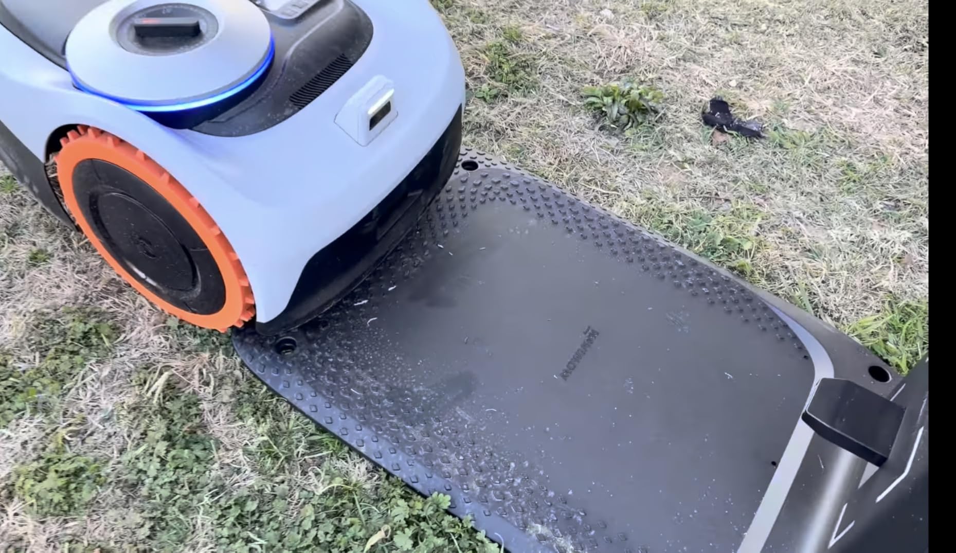 Segway Navimow i210 AWD Robot Lawn Mower, Wire-Free Robotic Mower, All-Wheel Drive for 45% Slopes, 2-3.6 in Adjustable Cutting Height, NRTK + Vision, Auto Mapping, 5.1Ah Battery, Covers 0.25 Acre customer photo 2