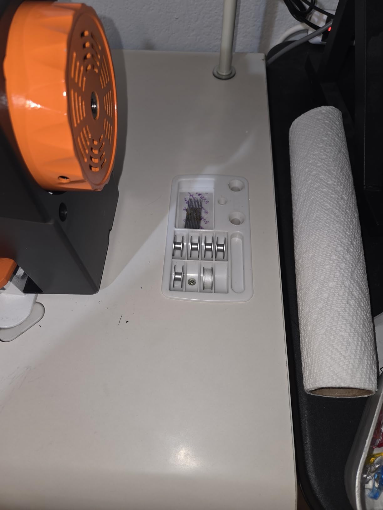 VEVOR Industrial Lockstitch Sewing Machine, 550W Commercial Set with Servo Motor and Table Stand, 5000 SPM High Speed, Metal Frame, LCD Panel, LED Light for Cotton Wool Denim Leather Canvas customer photo 1