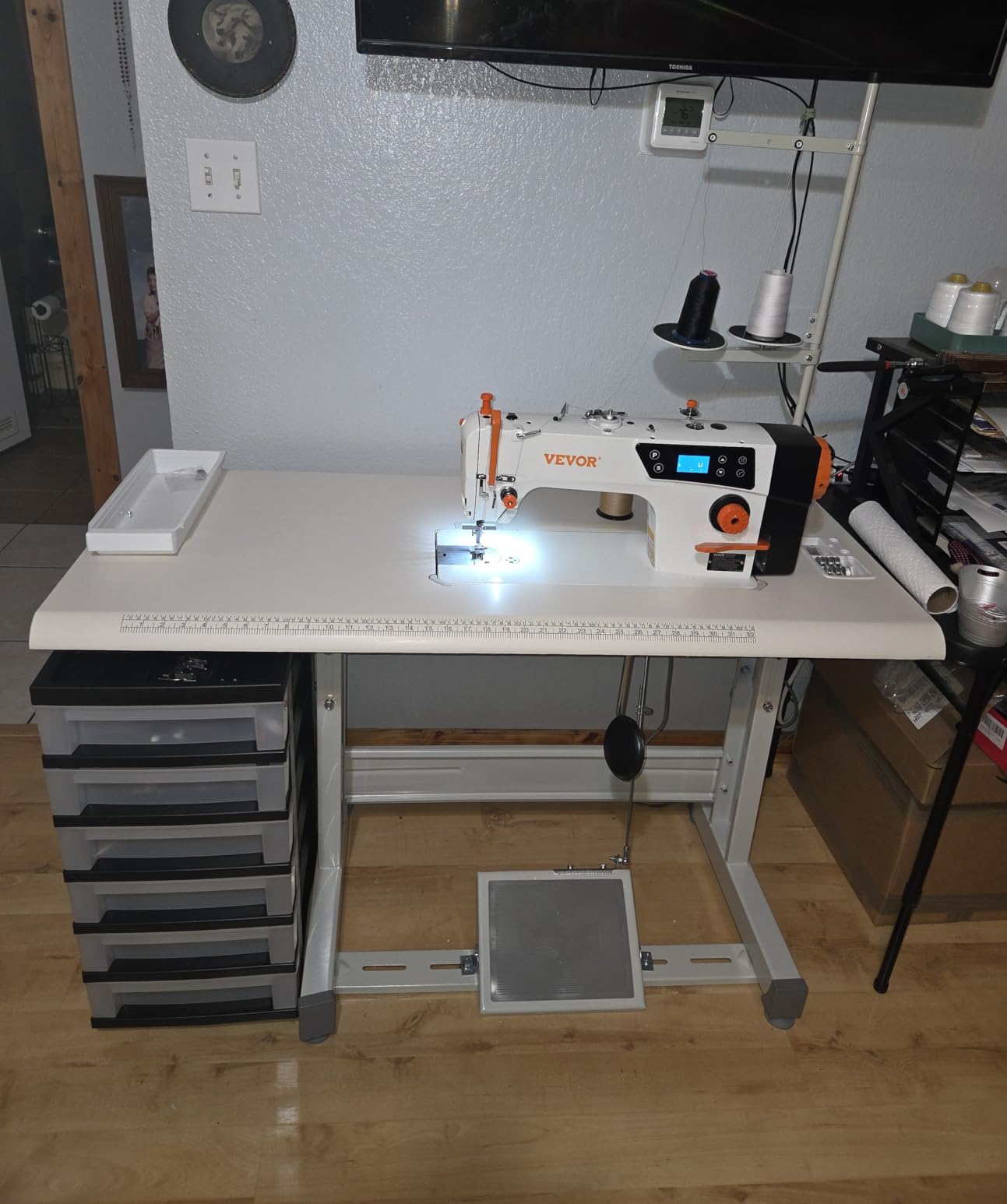 VEVOR Industrial Lockstitch Sewing Machine, 550W Commercial Set with Servo Motor and Table Stand, 5000 SPM High Speed, Metal Frame, LCD Panel, LED Light for Cotton Wool Denim Leather Canvas customer photo 2