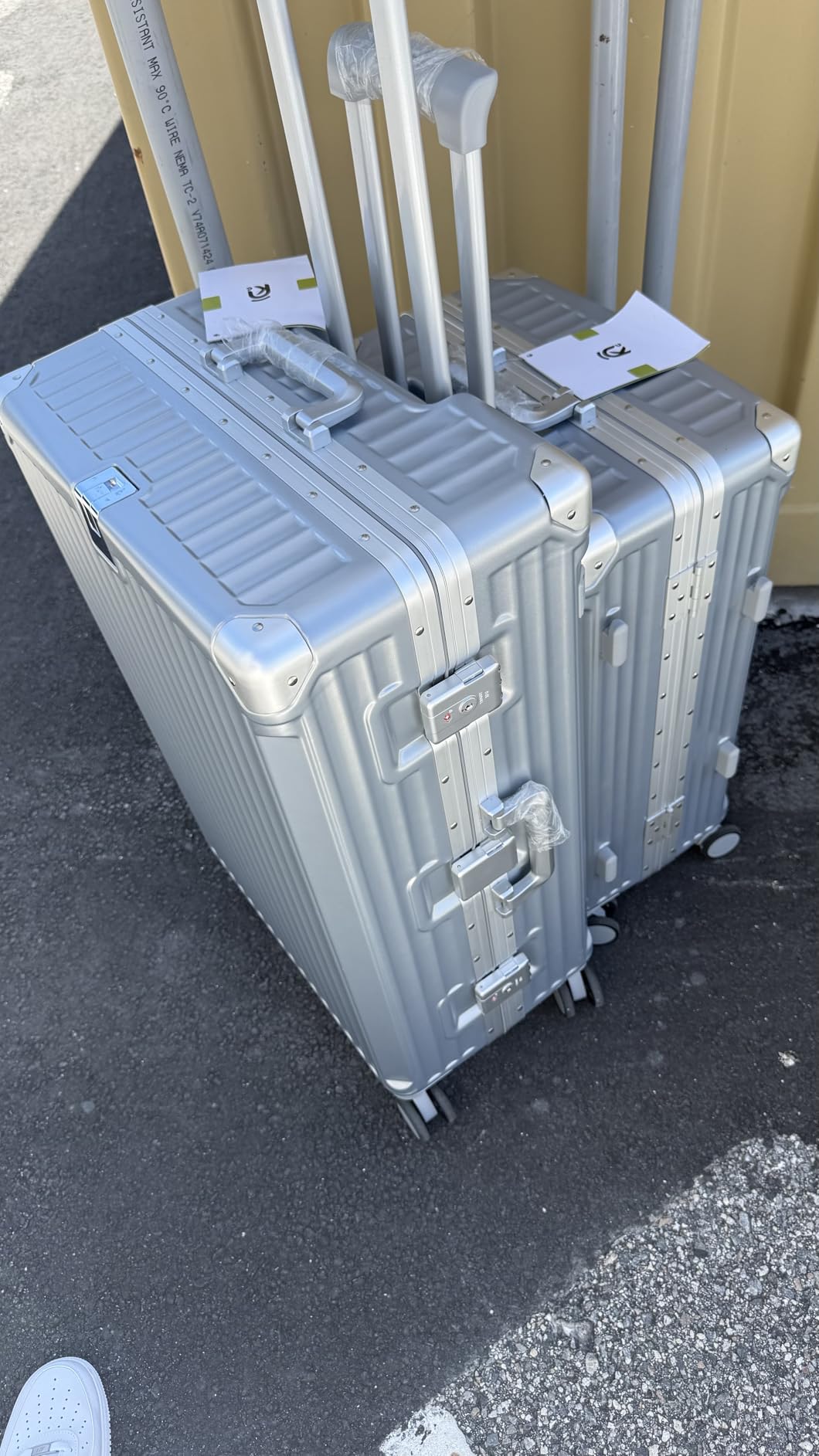 Krute Zipperless Luggage 28in Checked Hardshell Aluminum Frame Suitcase | No Zipper Large Luggage withe Cup Holder and Charger Business Suitcase with Wheels customer photo 2