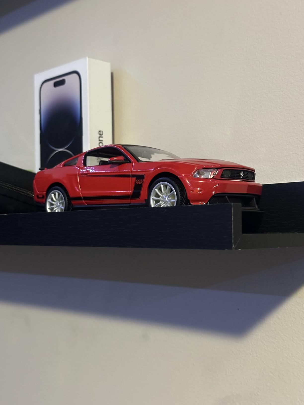 Maisto 1:24 Scale Assembly Line 2012 Ford Mustang Boss 302 Diecast Model Kit customer photo 1